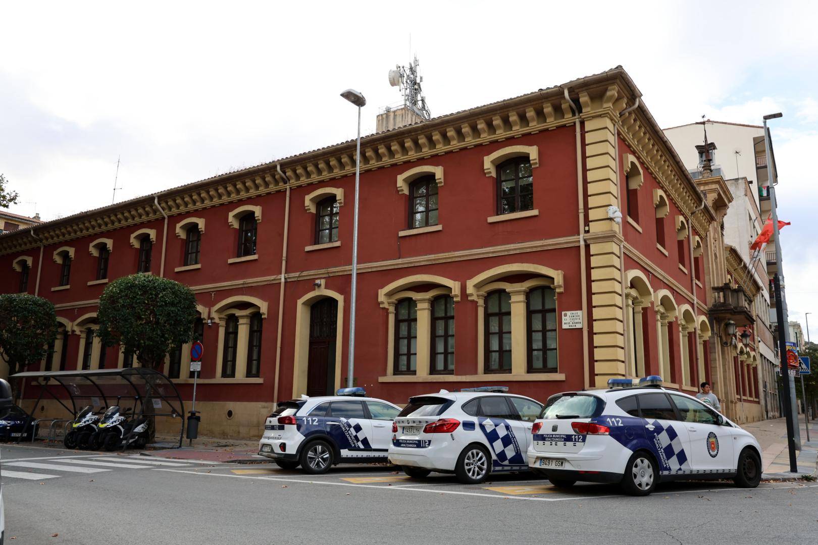 Vehículos de Policía Municipal estacionados junto a su sede del Ayuntamiento de Estella.
