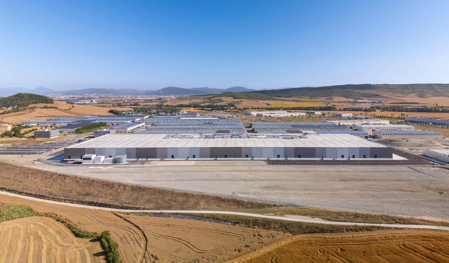 Terreno y planta para Mobis construida por VGP al fondo de la Ciudad del Transporte, en el Valle de Elorz