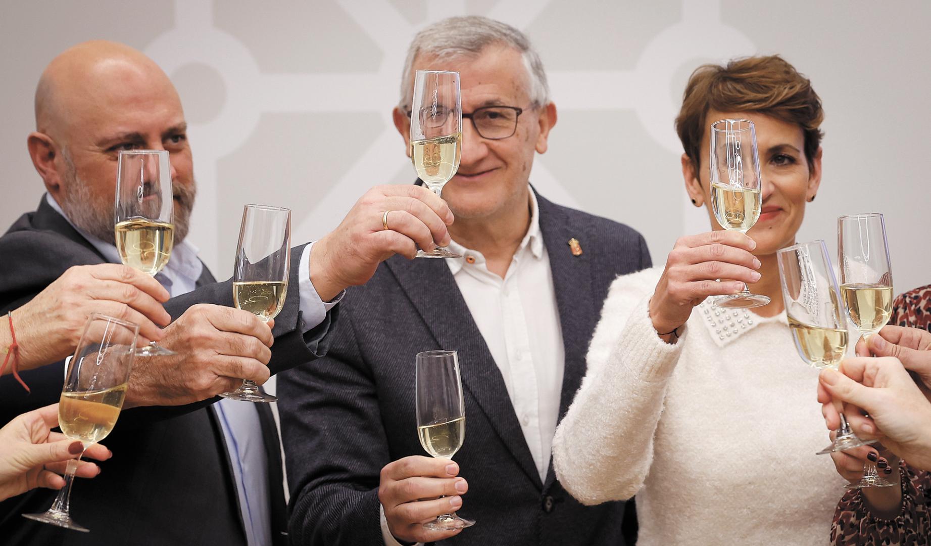 La presidenta Chivite, en pleno brindis ayer junto a los consejeros Taberna y Arasti