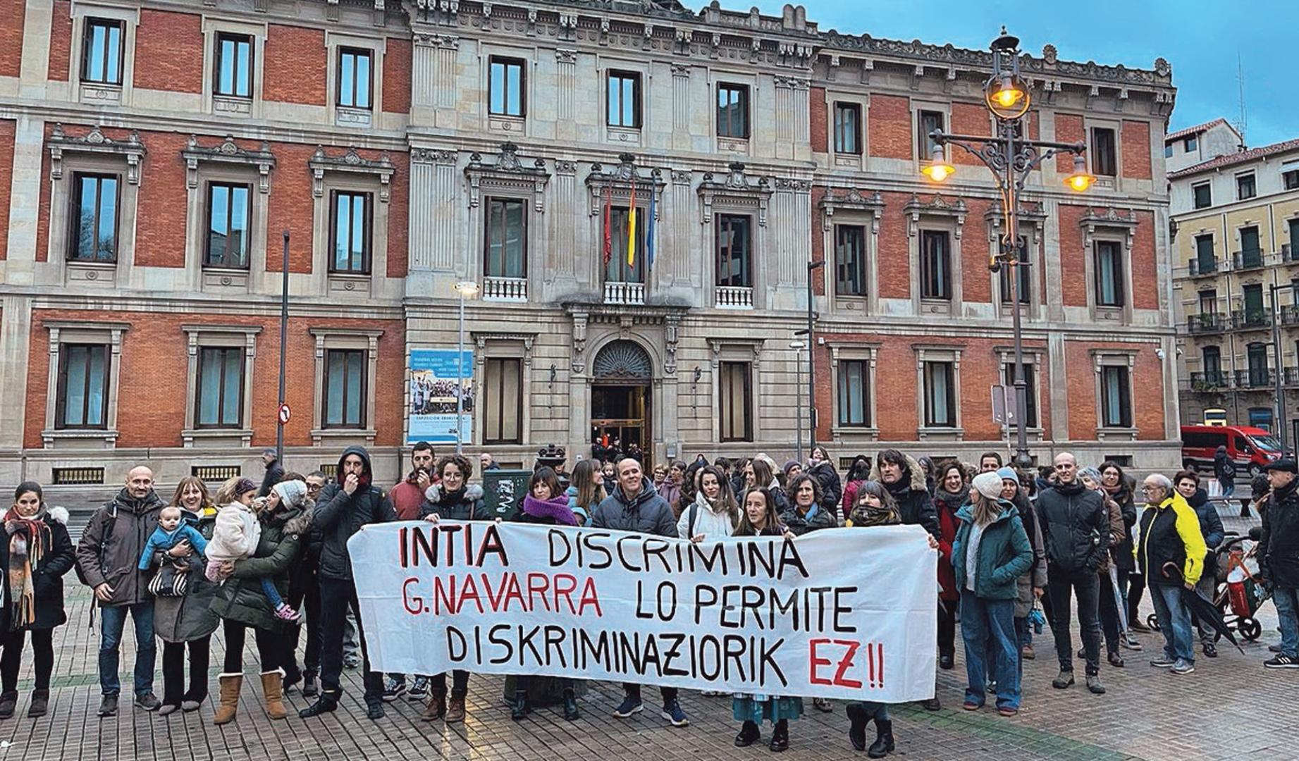 La concentración de trabajadores de INTIA, ayer ante el Parlamento de Navarra