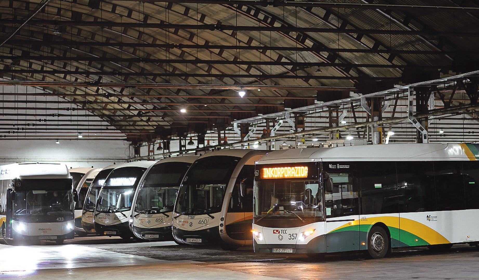 Vehículos del servicio de transporte comarcal antes del inicio de una de las jornadas de paro