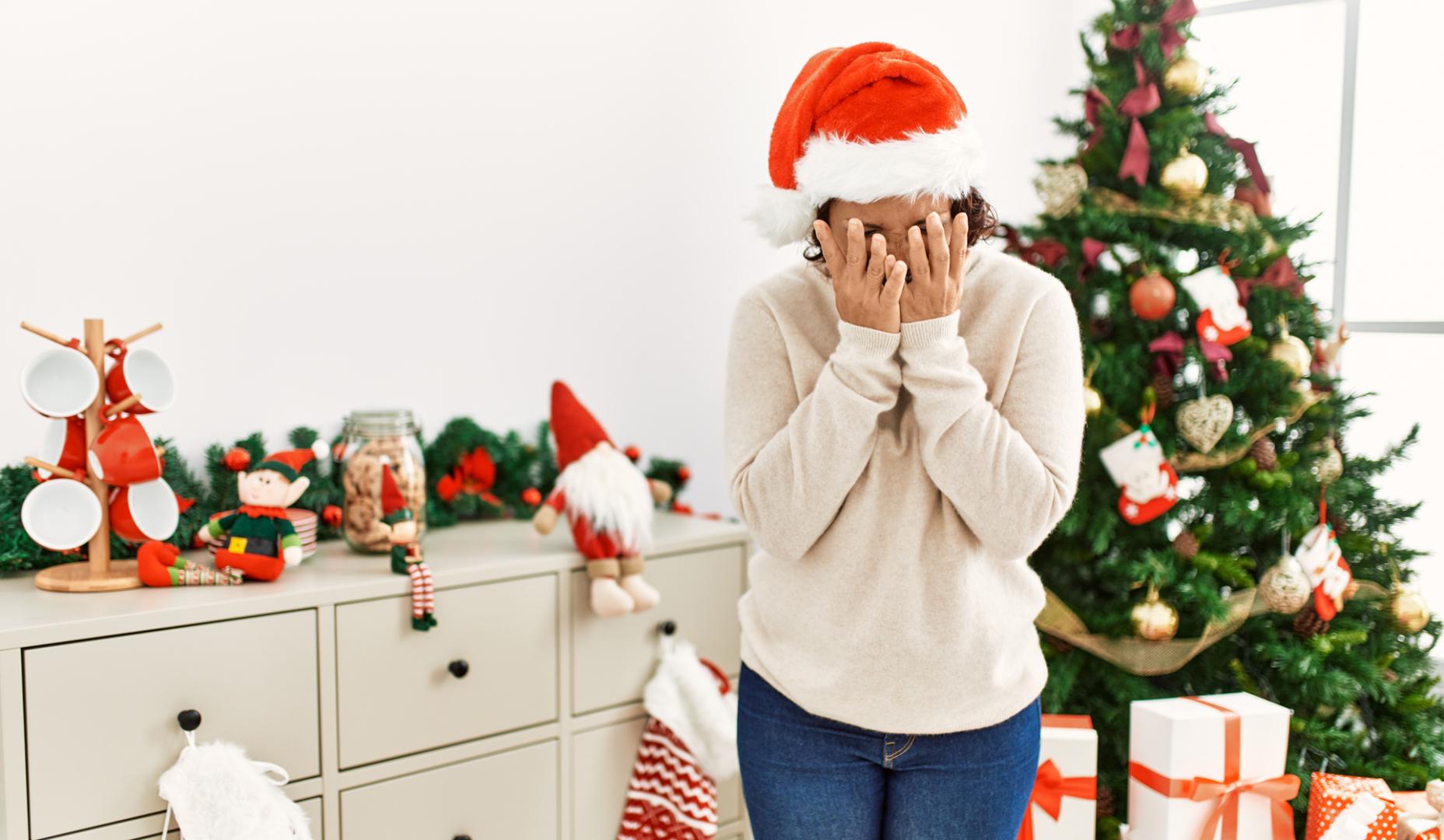 Una mujer, junto a un árbol de Navidad