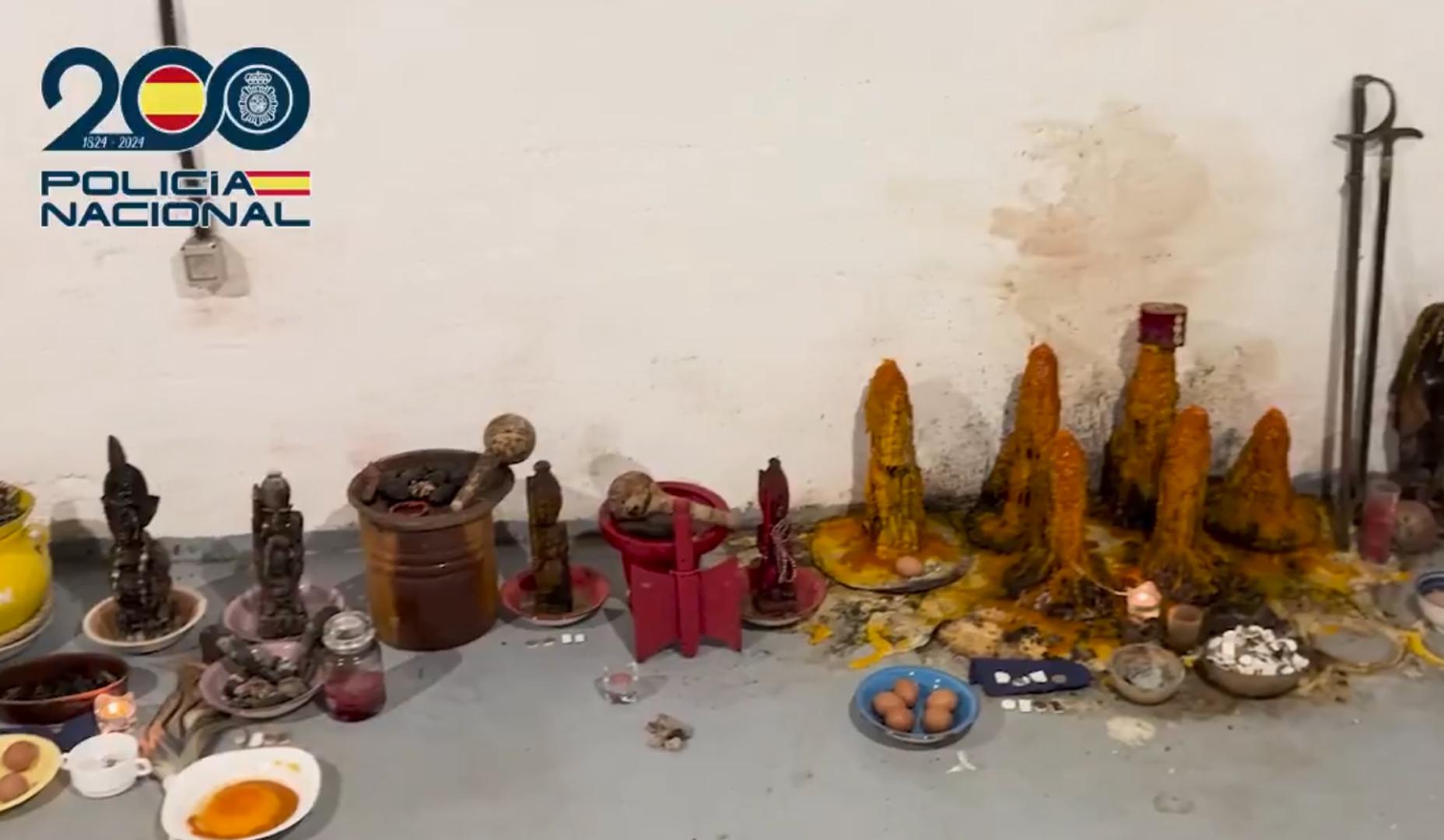 Diferentes objetos en el lugar donde la secta realizaba sus rituales