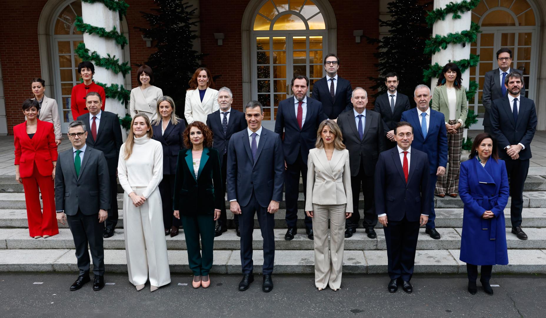 El presidente del Gobierno, Pedro Sánchez (c) posa con su equipo de gobierno entre los que se encuentran la nueva ministra de Educación, Formación Profesional y Deportes, Milagros Tolón, y la nueva portavoz del Gobierno, Elma Saiz