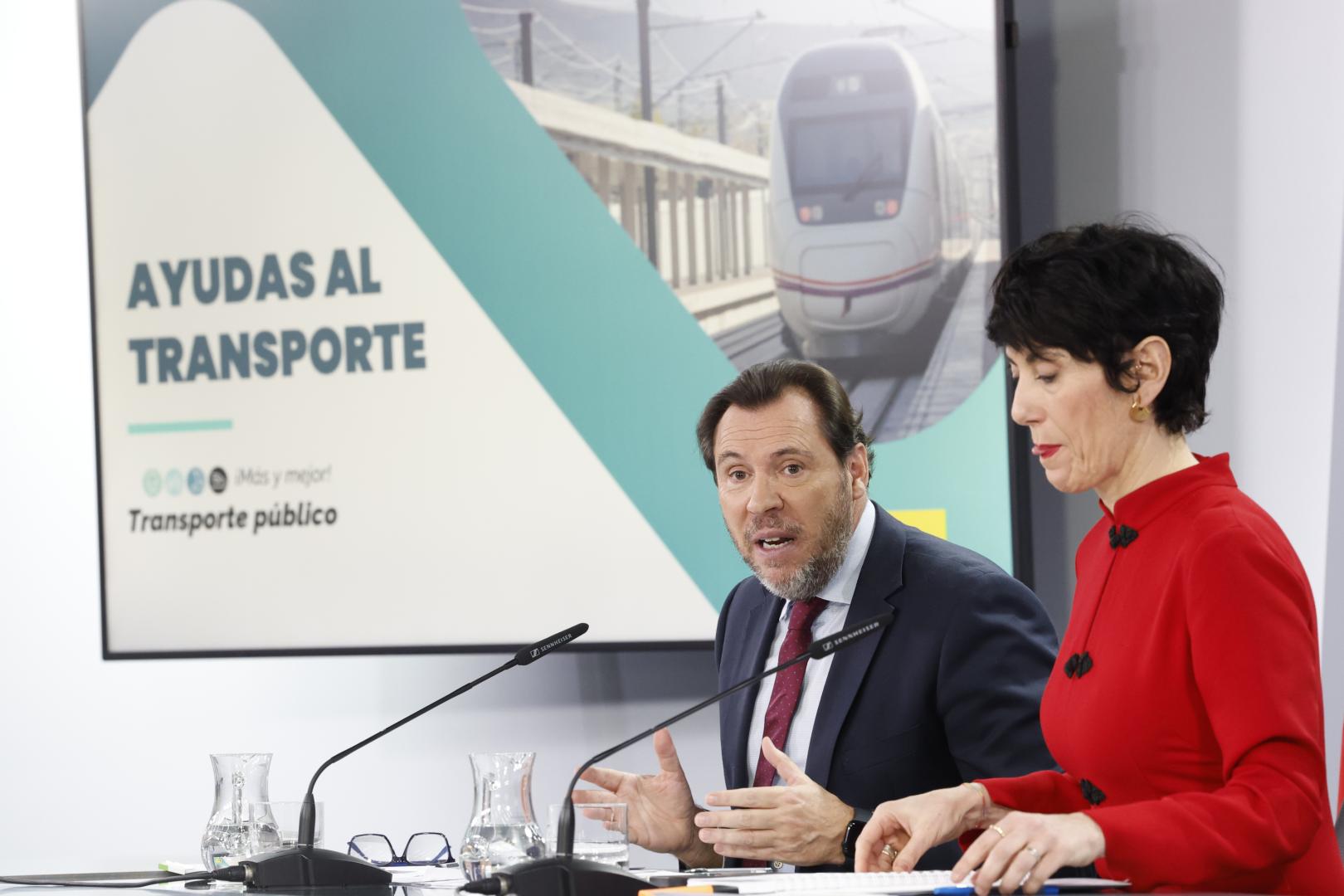 El ministro de Transportes, Óscar Puente, y la ministra de Inclusión, Seguridad Social y Migraciones y nueva portavoz del Gobierno, Elma Saiz, durante la rueda de prensa posterior a la última reunión del año del Consejo de Ministros