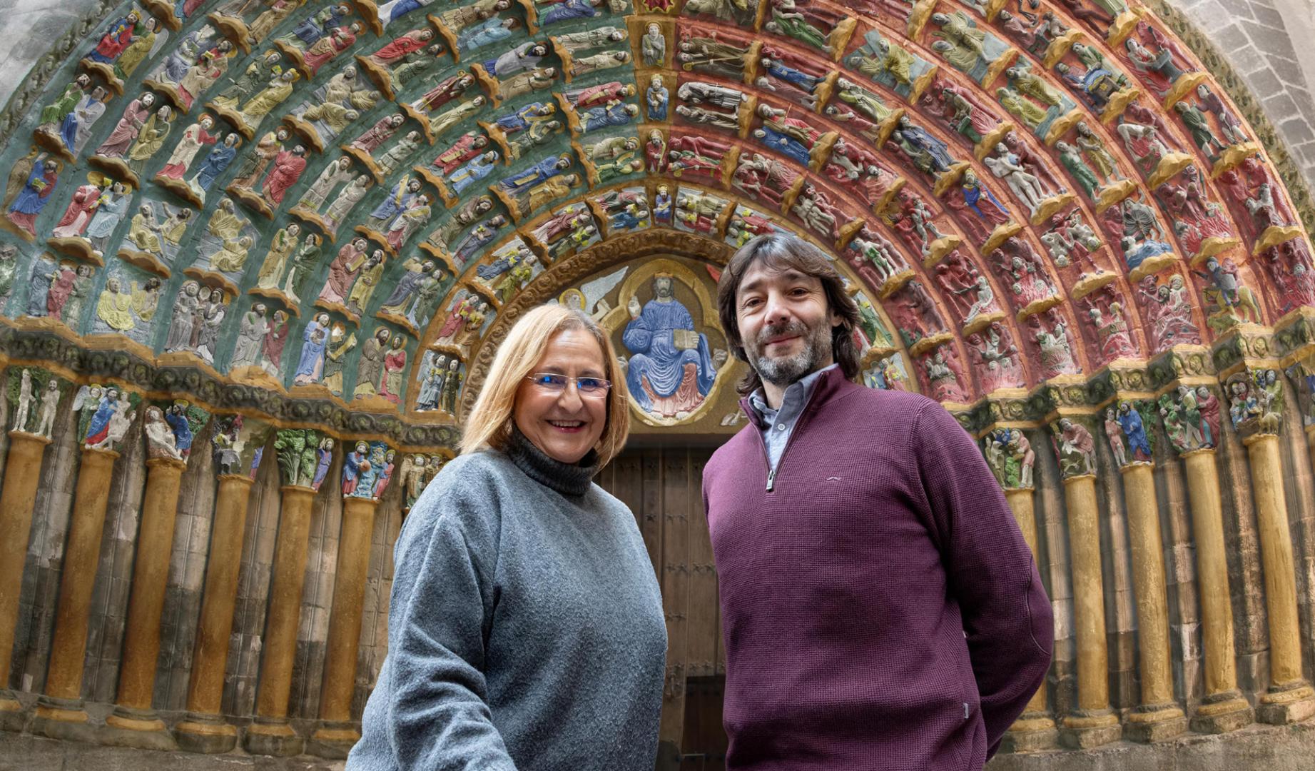 Los autores del libro, Blanca Aldanondo Otamendi y Diego Carasusán Cermeño, ante la imagen virtual policromada de la Puerta del Juicio de la Catedral de Tudela que se puede disfrutar en su obra