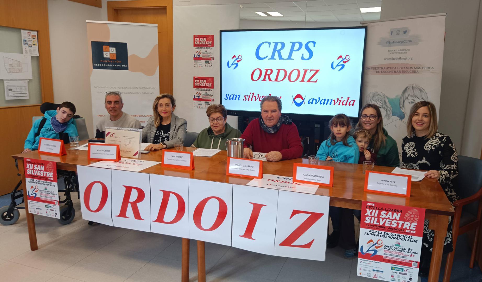 Desde la izda., Hodei Bilbao Aramendia; Koldo Solchaga, presidente del Club Atlético Iranzu; Marta Azcona, concejala de Deportes; Sari Muñoz y Rafa Gallardo, usuarios de Ordoiz; Joana Aramendía con Ilargi y Ekhi en brazos; y Miriam Astiz, de Caja Rural, ayer en la presentación