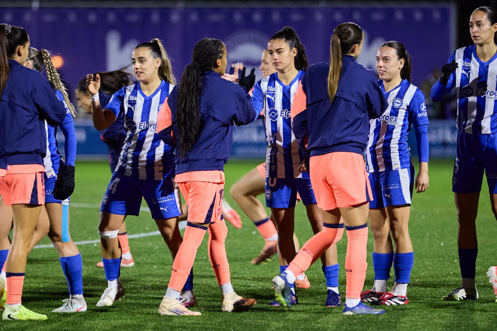 Merche Izal, Ainhoa Guallar y Carmen Sobrón, las tres ex de Osasuna, en el pasamanos contra el Barcelona