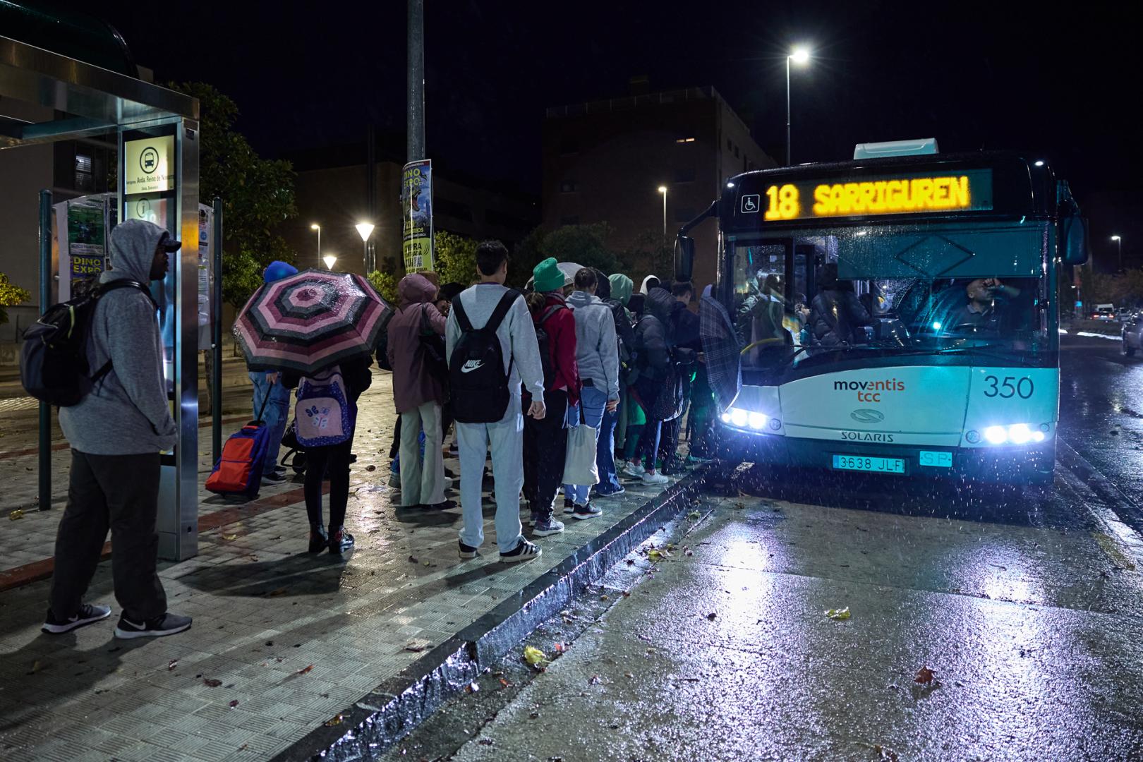 Un grupo de personas aguarda a montarse en una villavesa en una de las jornadas de paros