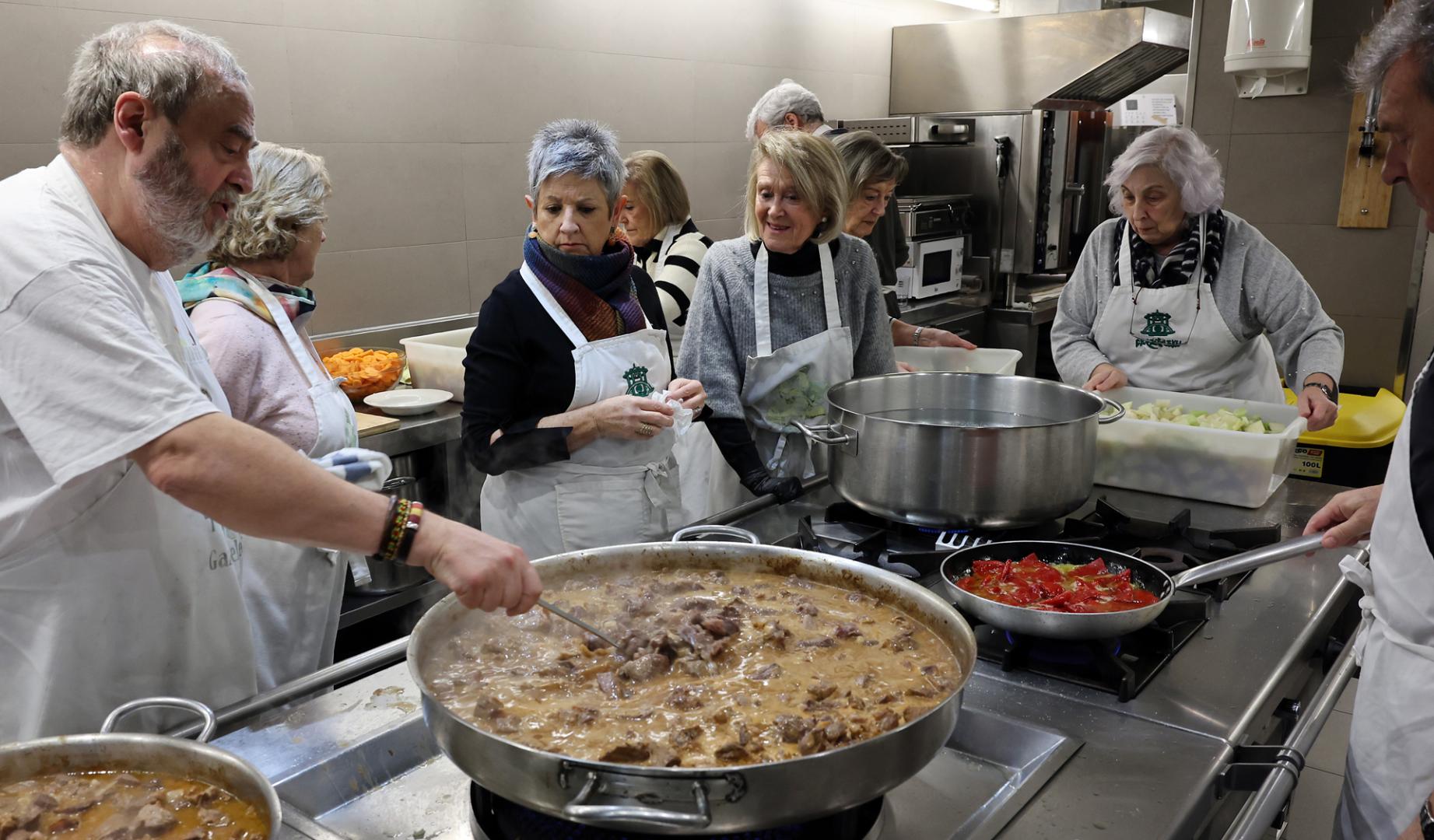 En la Sociedad Gastronómica Gazteluleku de Pamplona prepararon ayer el menú para el Teléfono de la Esperanza