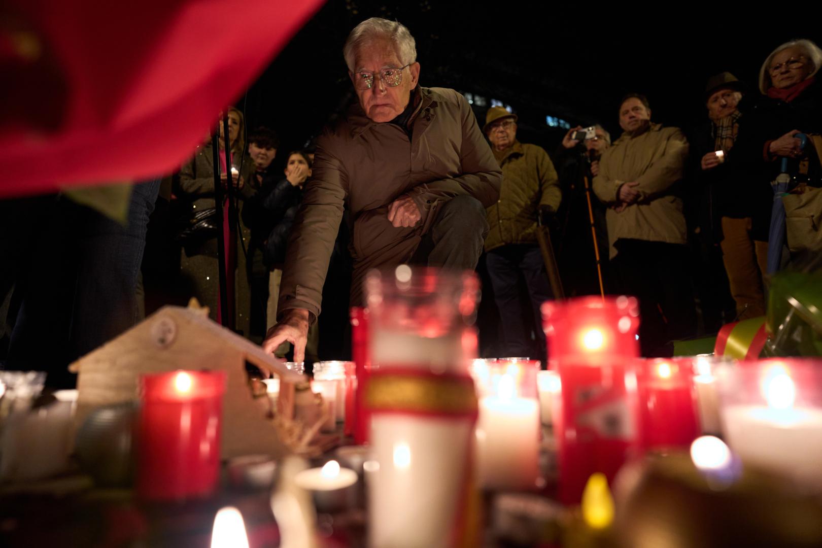 Familiares y amigos de las víctimas de ETA depositaron velas encendidas en el lugar en el  que fue asesinado Jua Atarés.