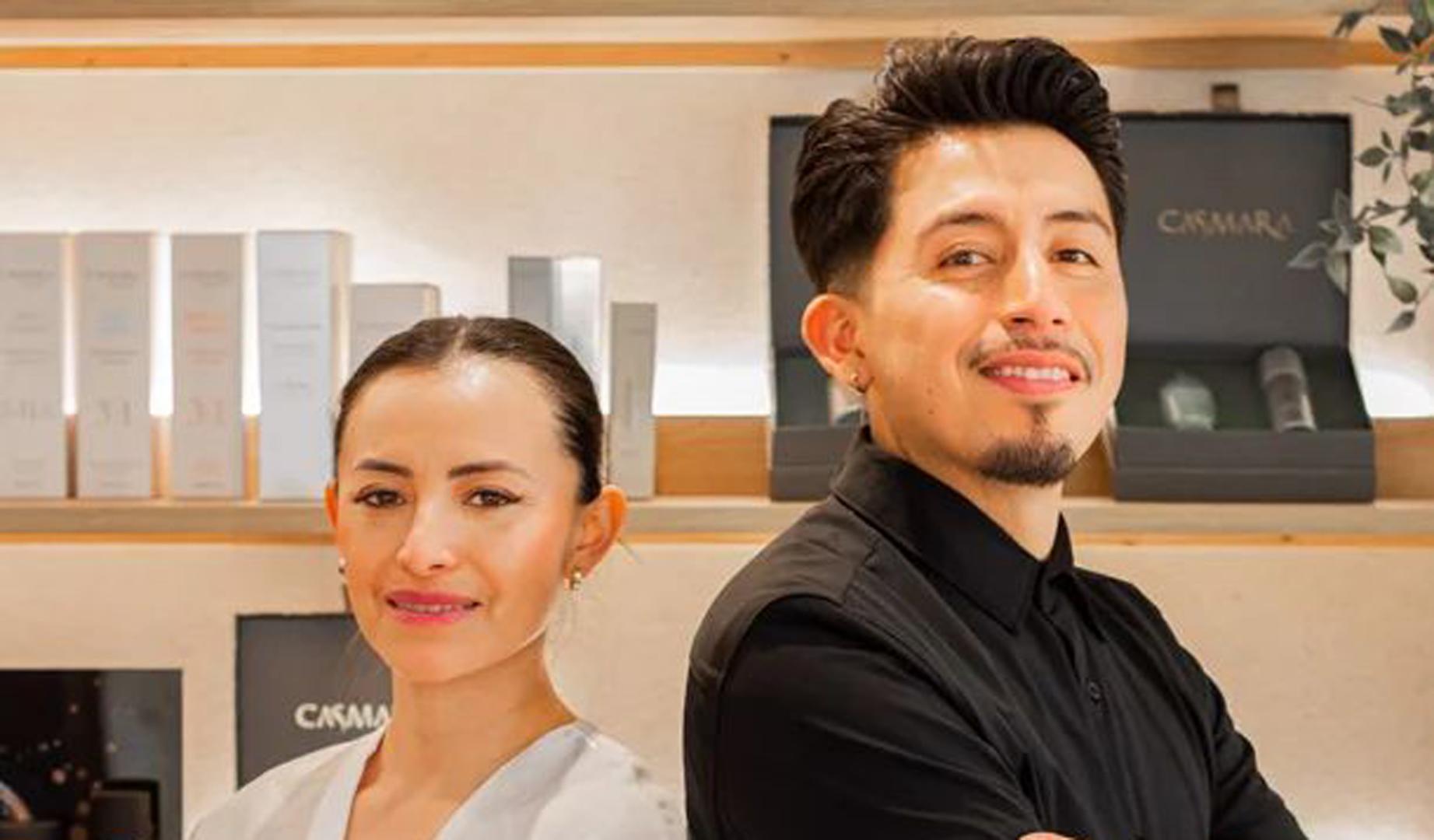 Jessica y David Montalván Castillo en su negocio de barbería y estética en el barrio de San Juan