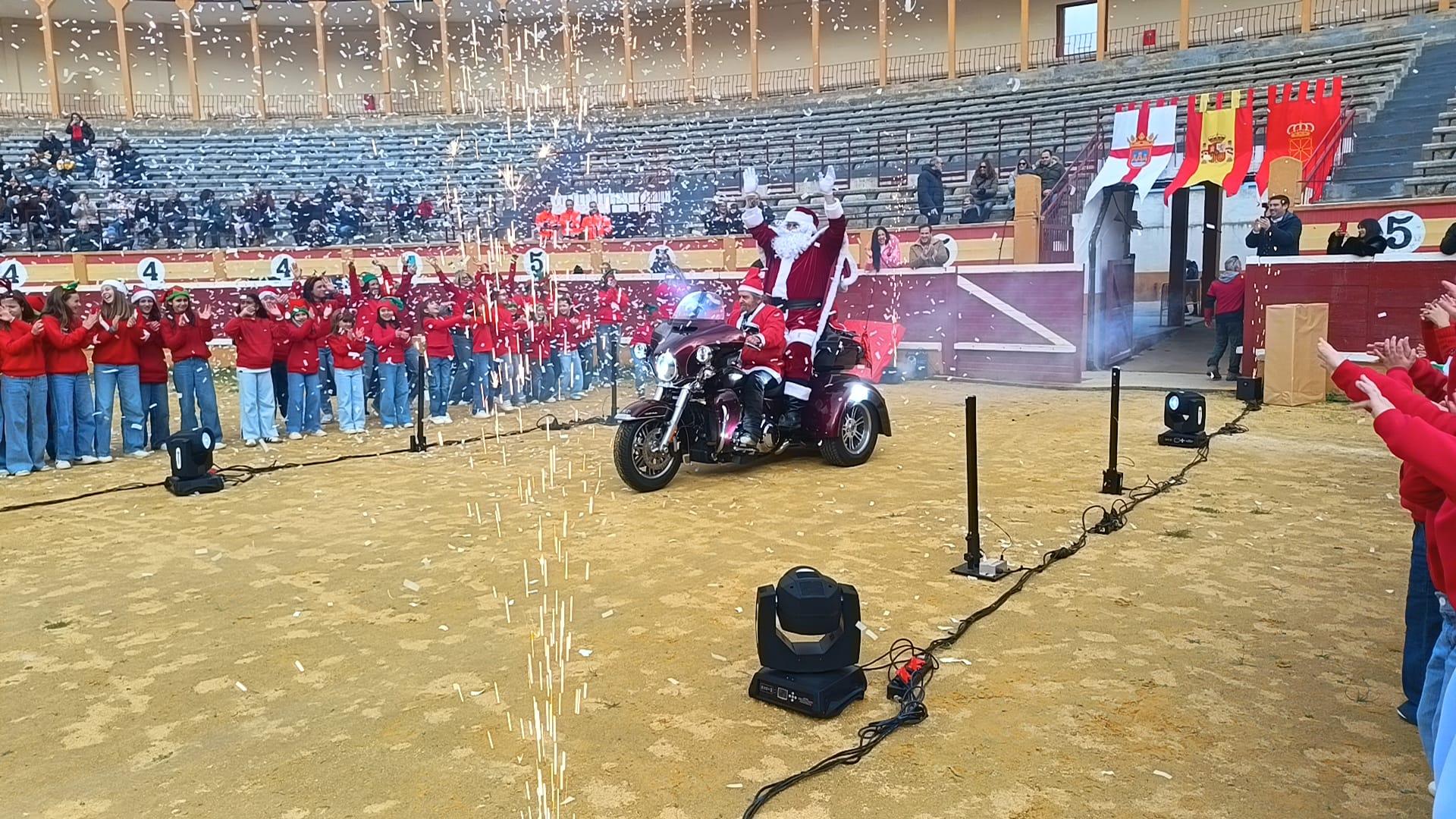 Llegada de Papa Noel a la plaza de Toros de Tudela, desde donde saldrá escoltado por varios moteros para recorrer la localidad