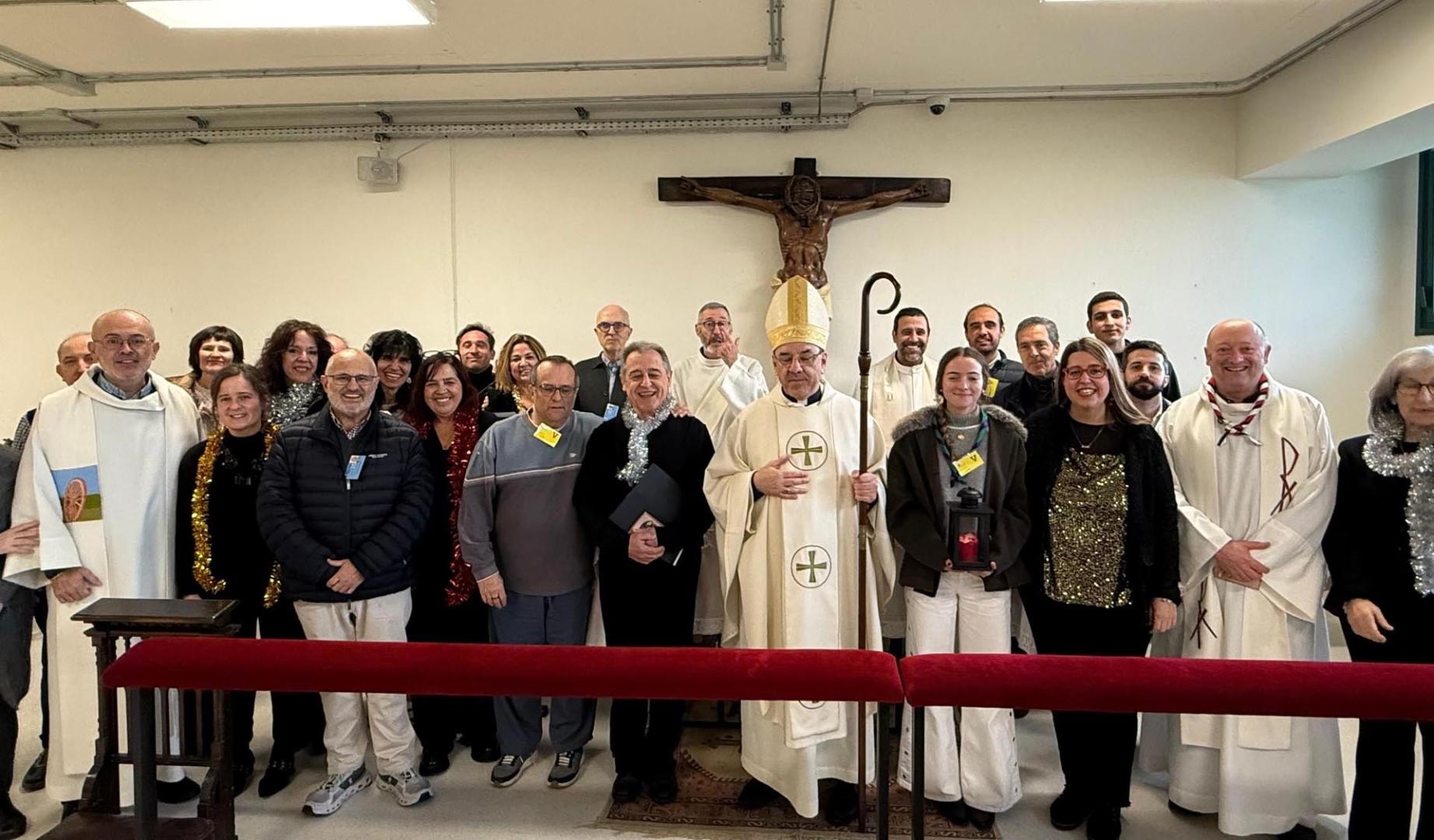 Monseñor Florencio Roselló, acompañado de los sacerdotes, voluntarios de la Pastoral Penitenciaria y trabajadores de la prisión posan en la capilla del centro penitenciario