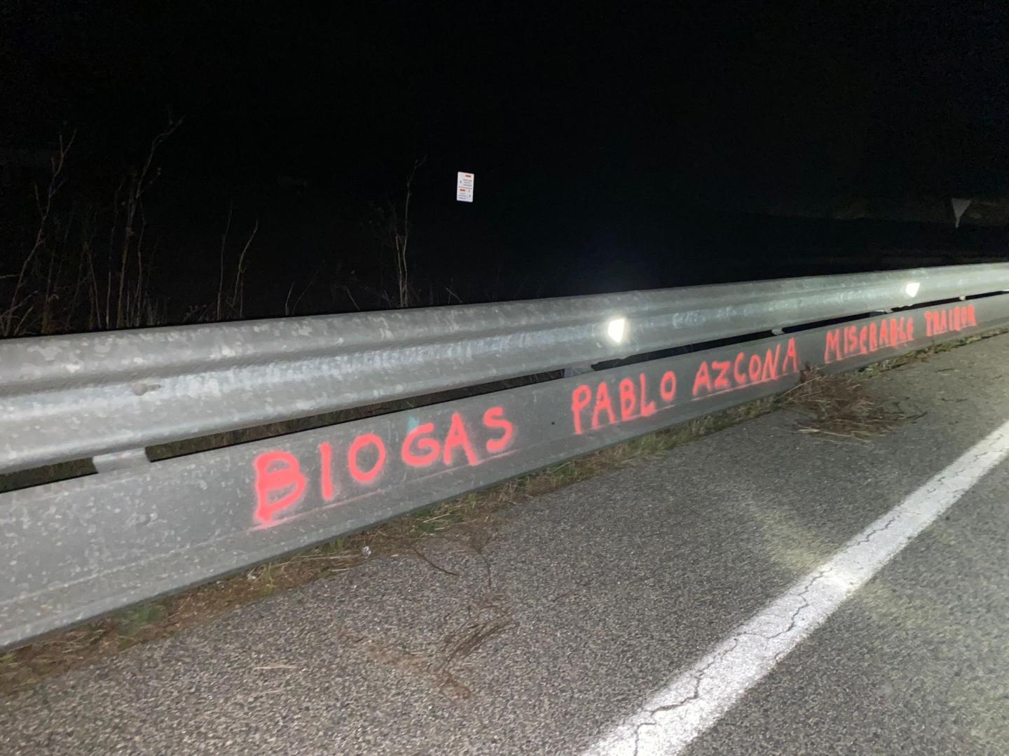 Pintada contra Pablo Azcona aparecida en el quitamiedos de una carretera