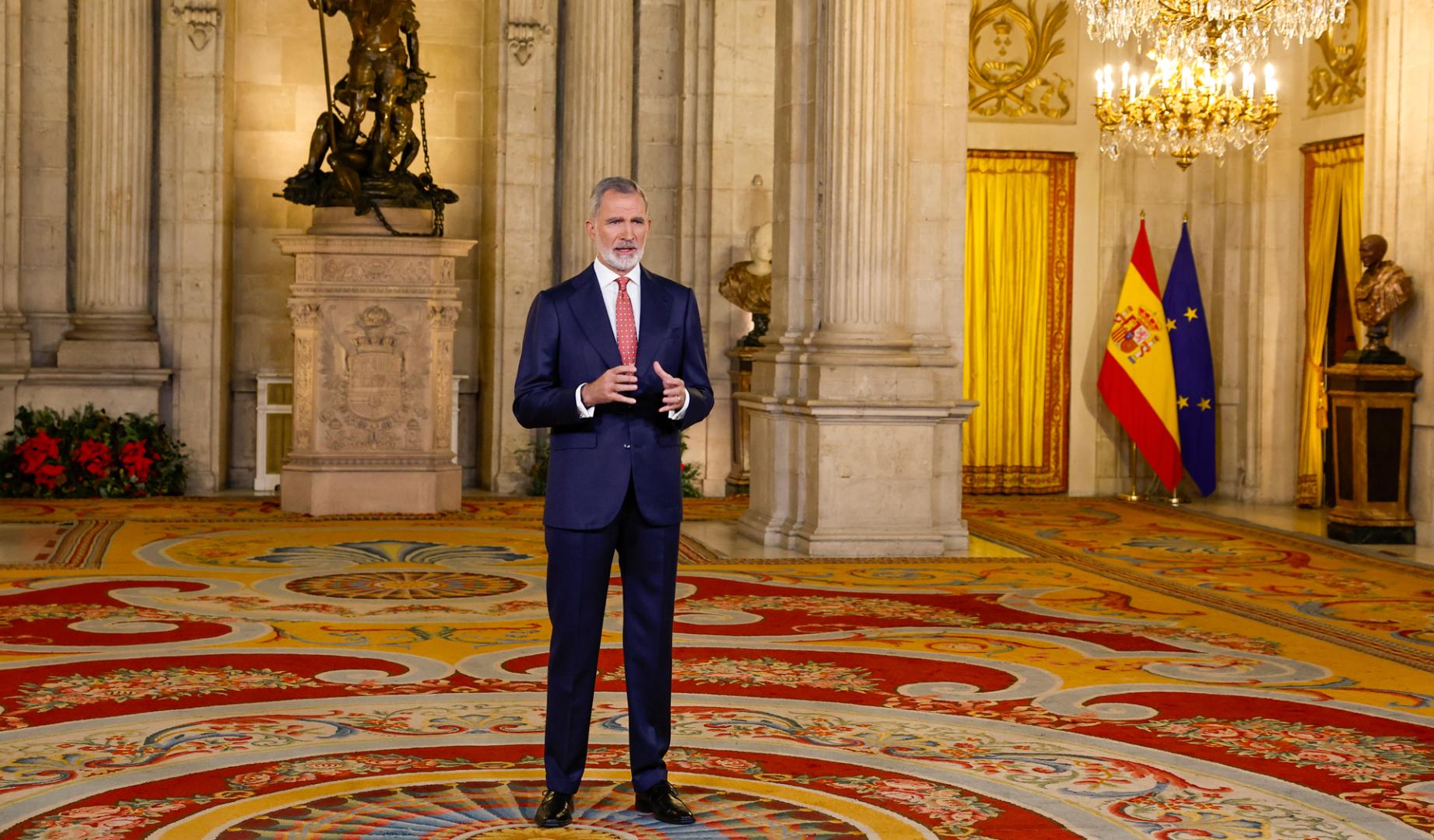 El rey Felipe VI pronuncia el tradicional mensaje de Nochebuena en el que hace balance de un año que ha sido complicado en la política tanto nacional como internacional y en el que se ha conmemorado el 50 aniversario de la restauración de la monarquía y los inicios de la transición a la democracia.