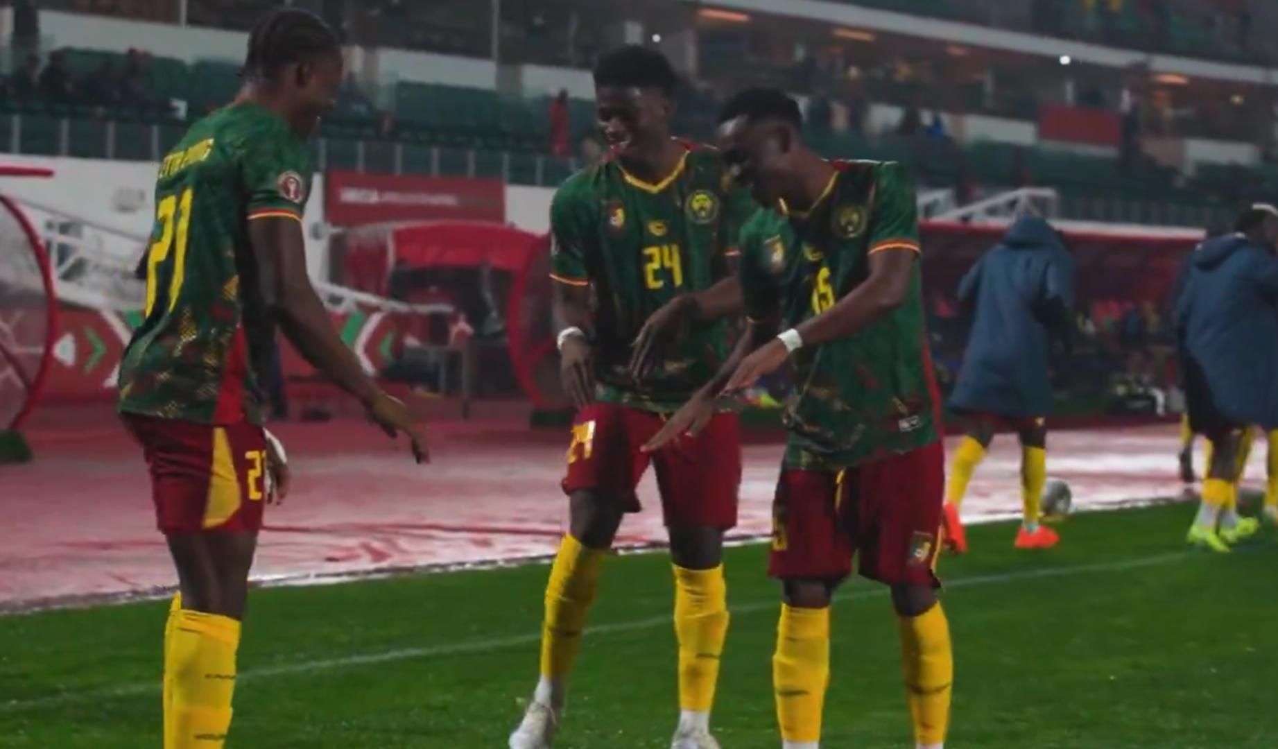 Etta Eyong celebra el gol junto a sus compañeros