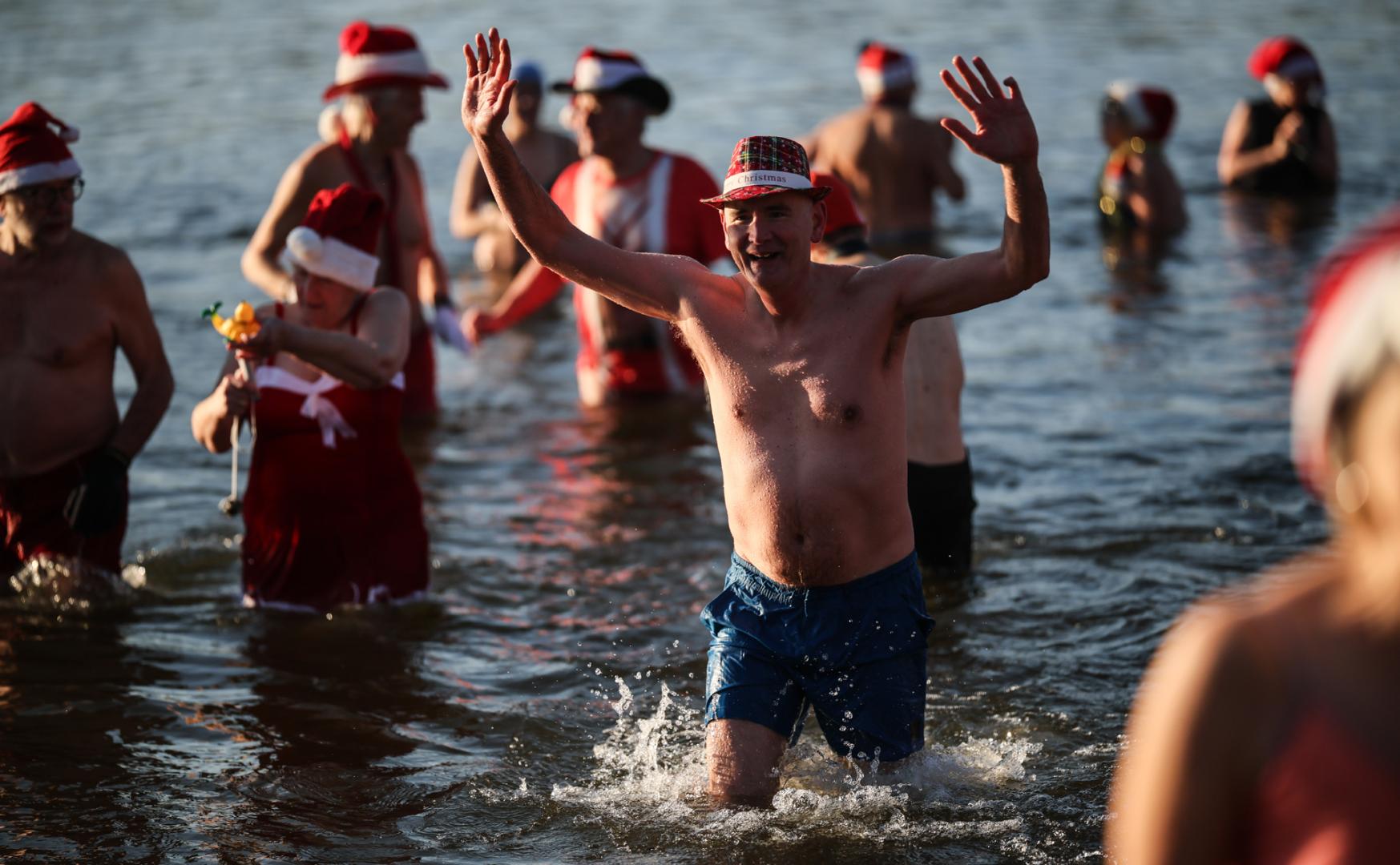 Docenas de personas se han animado a bañarse en el lago berlinés de Orankesee el día de Navidad