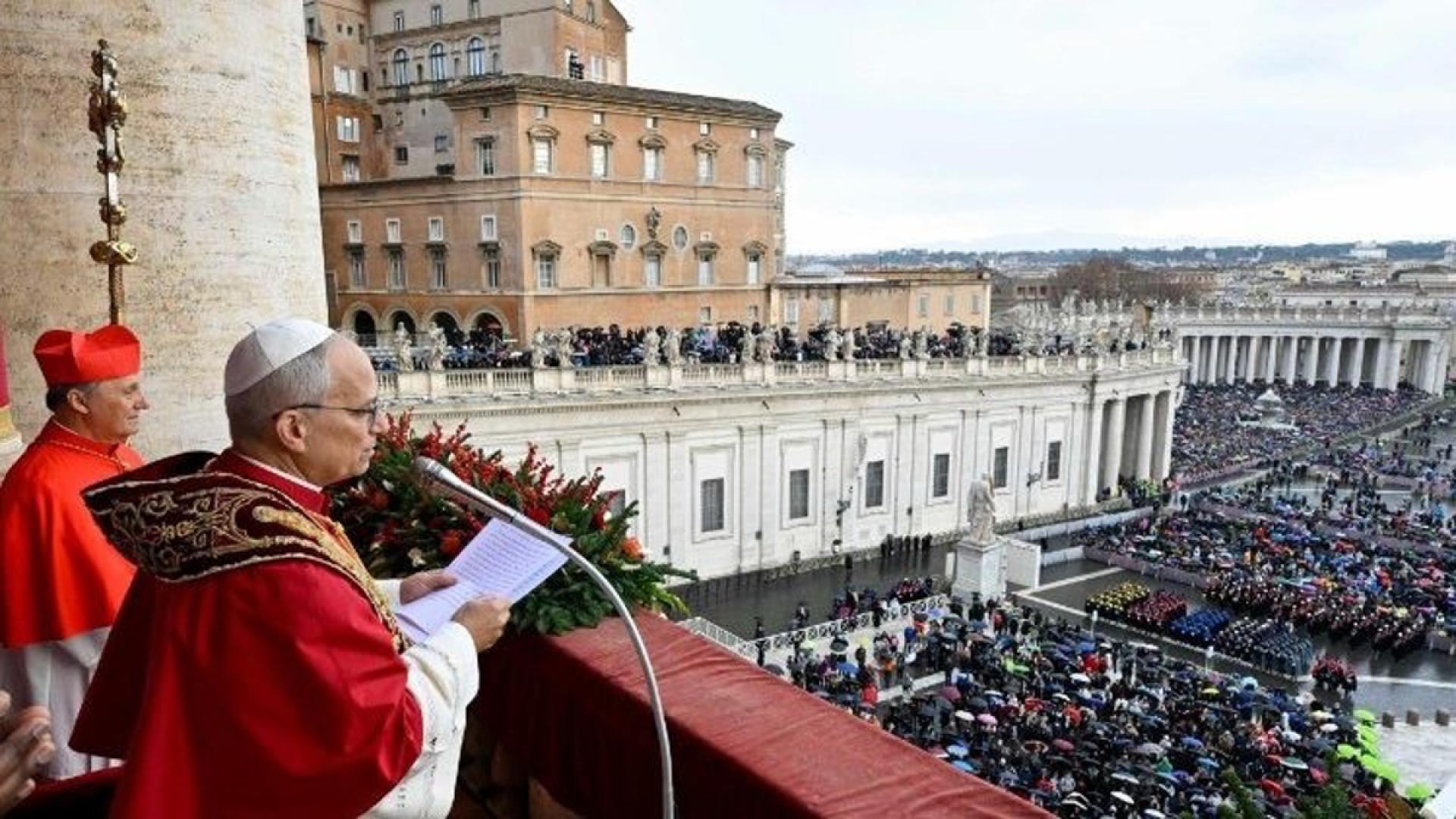 El Papa León XIV, durante la bendición 'Urbi et Orbi'