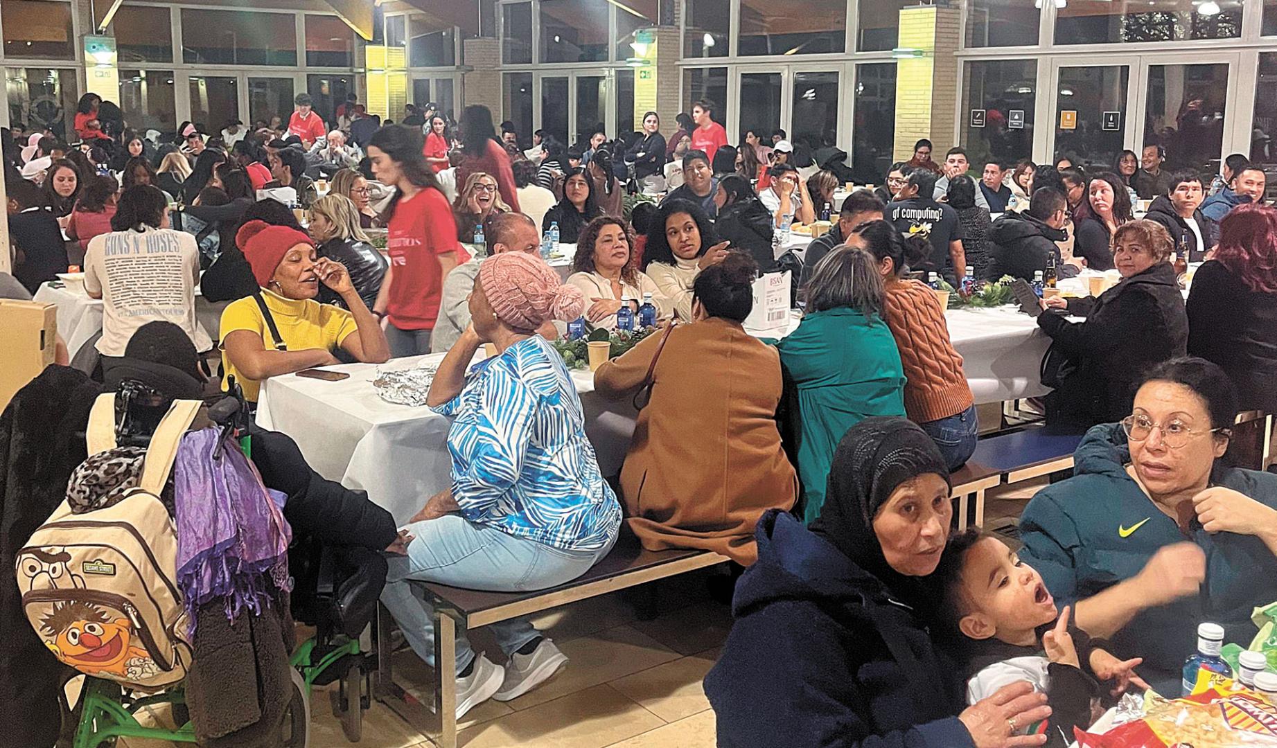 Asistentes a la cena solidaria de Navidad organizada por la Fundación CORE.