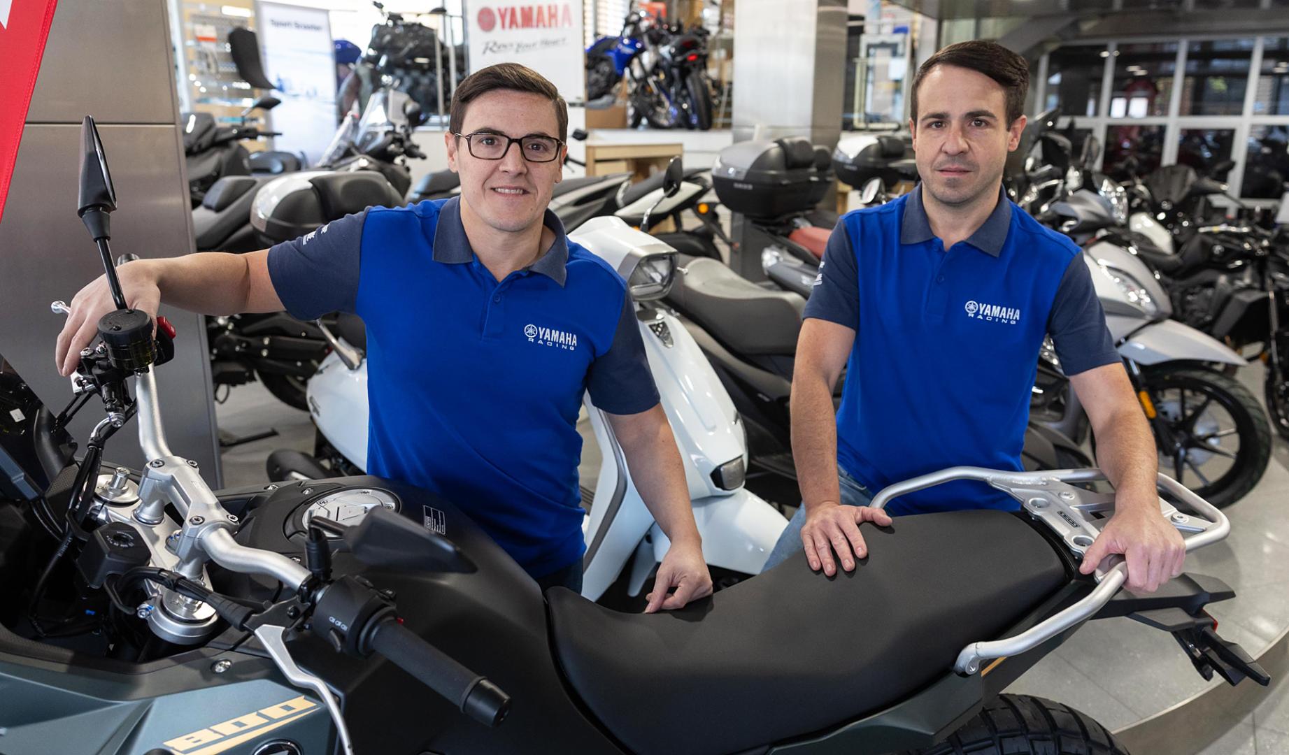 De izquierda a derecha, los hermanos Sergio y Alberto Rodríguez, en el interior de las instalaciones Motos Rodríguez de Tudela