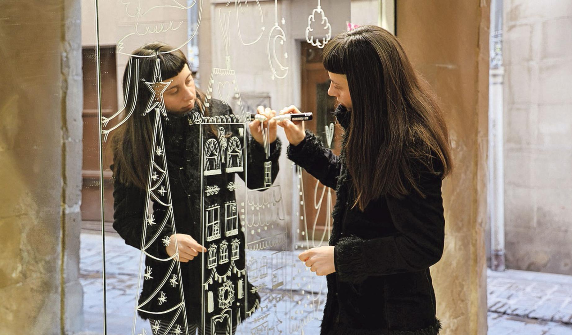 Irene Urdín decora con sus dibujos uno de los escaparates en el comercio tafallés.
