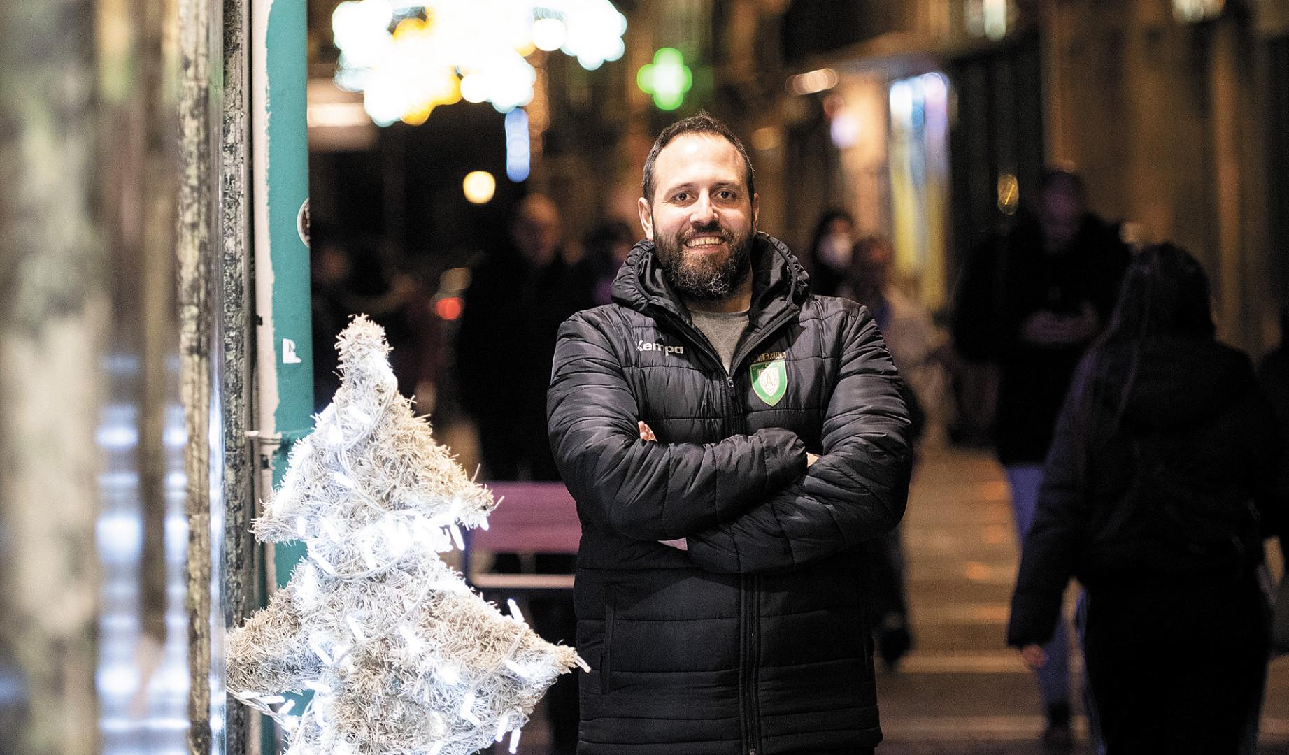 Nacho Moyano, entrenador y director deportivo de Anaitasuna además de seleccionador nacional júnior masculino de balonmano, posando en la calle de Mayor de Pamplona