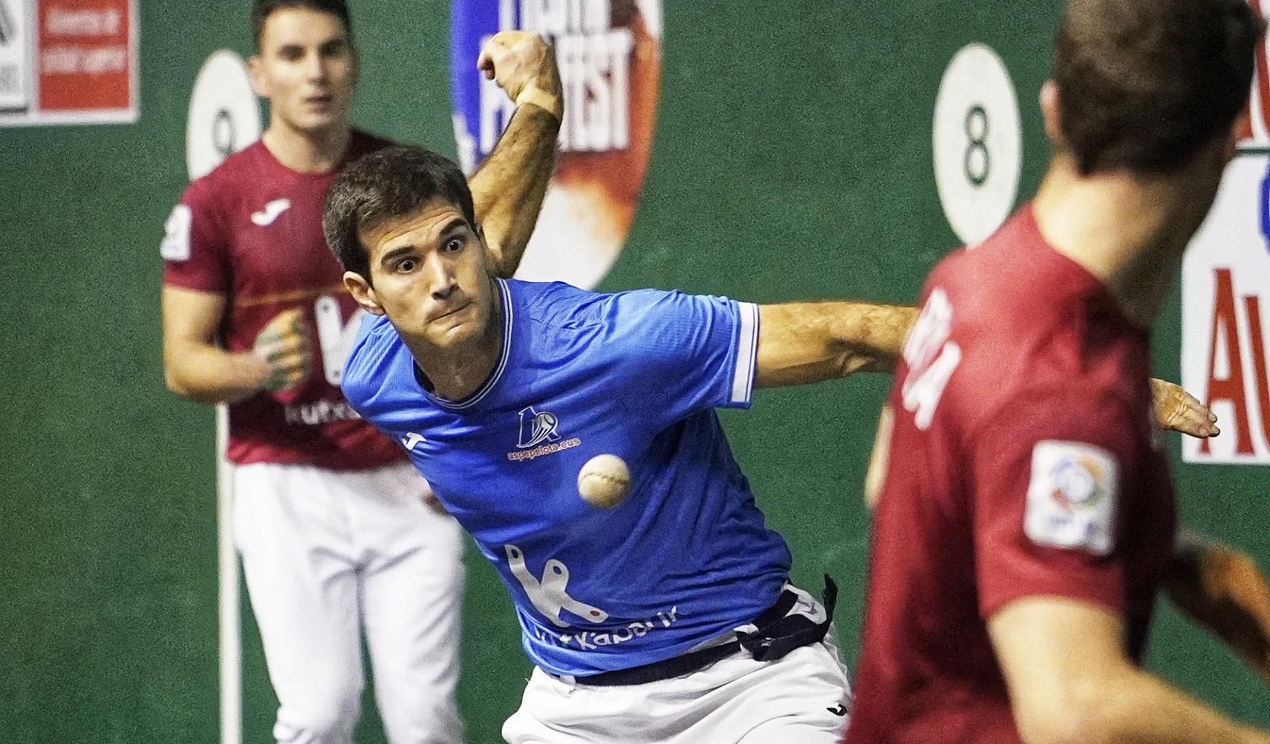 Zabaleta suelta un derechazo entre Artola e Imaz, ayer en el Astelena