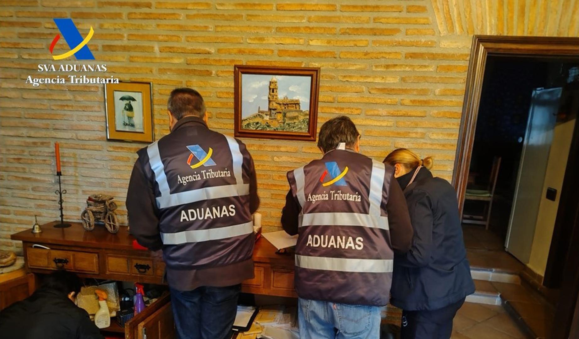 Miembros de la Agencia Tributaria, durante uno de los registros