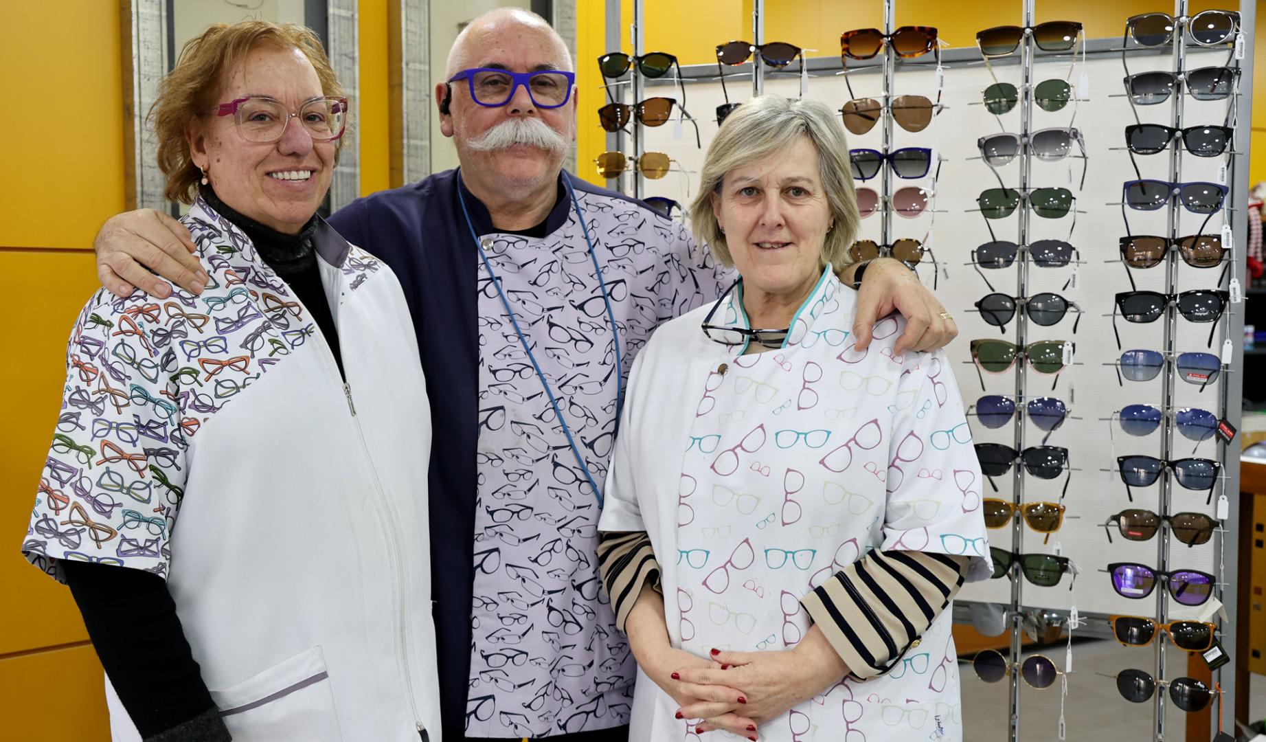 Teresa Valencia Ponce, Javier Iturralde Mendívil y Amaia Pérez Lasa en Óptica Aros