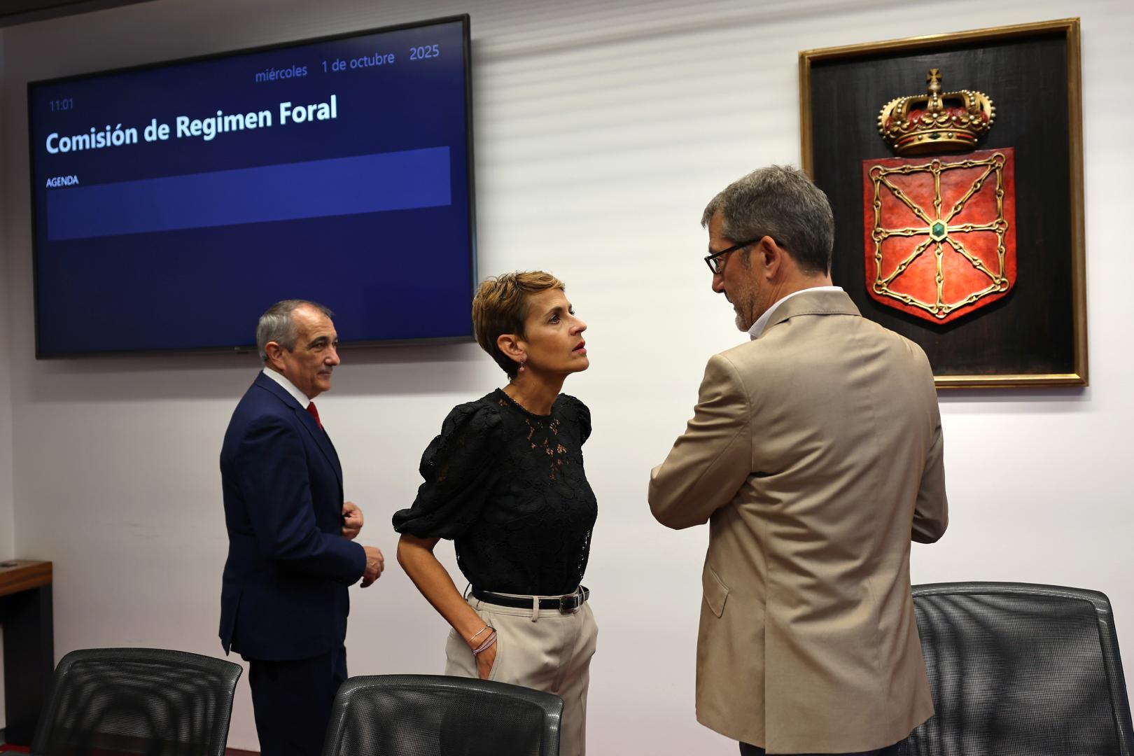 El consejero Óscar Chivite, la presidenta María Chivite y el parlamentario socialista Javier Lecumberri, minutos antes de una comparecencia parlamentaria