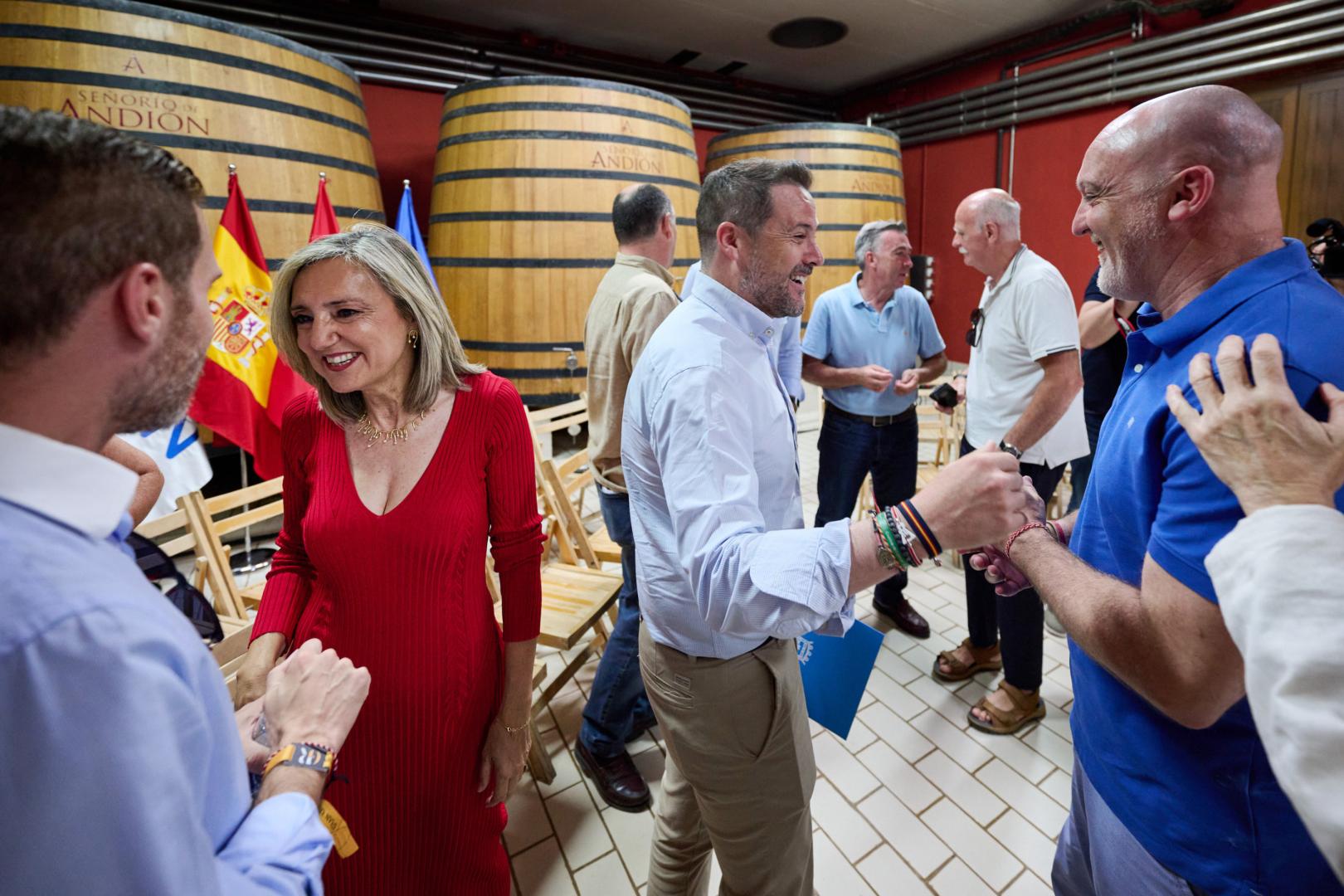 Cristina Ibarrola, Alejandro Toquero y Javier Esparza, en los minutos previos a celebrar un Consejo Político del partido en Olite el pasado junio.