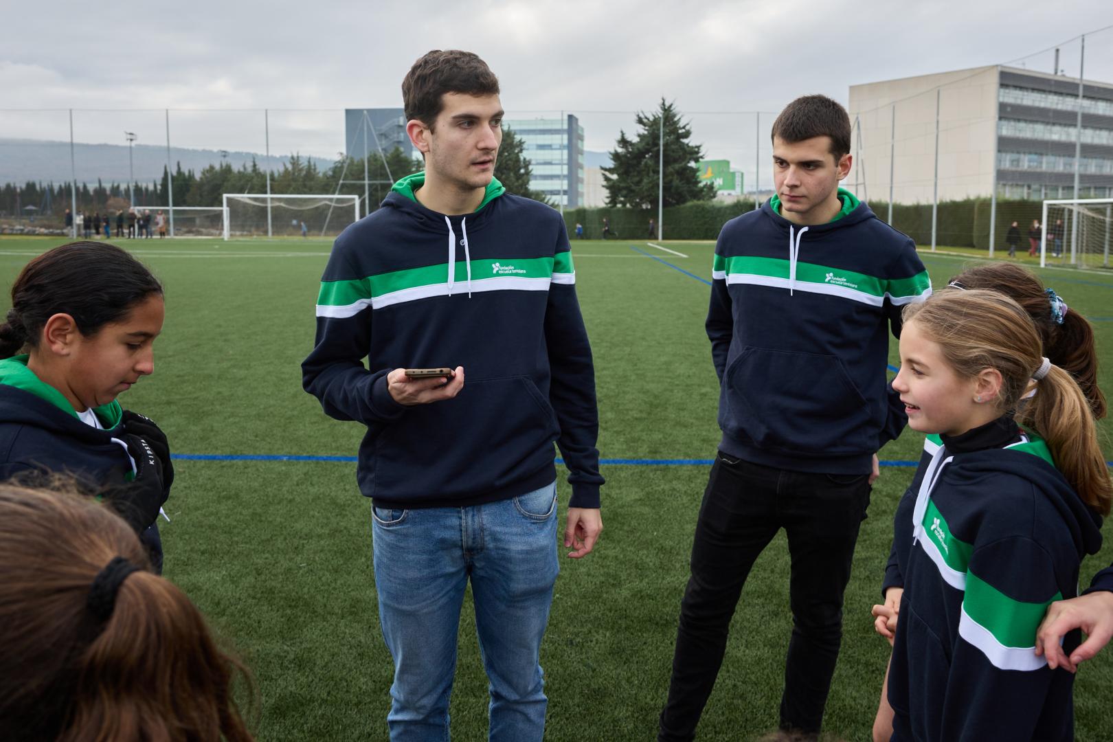 Los hermanos Carlos Rebolé, que se dirige a las jugadoras, y Sergio, a su lado, dirigen al equipo de Teresianas, en la categoría femenina, desde hace cuatro años
