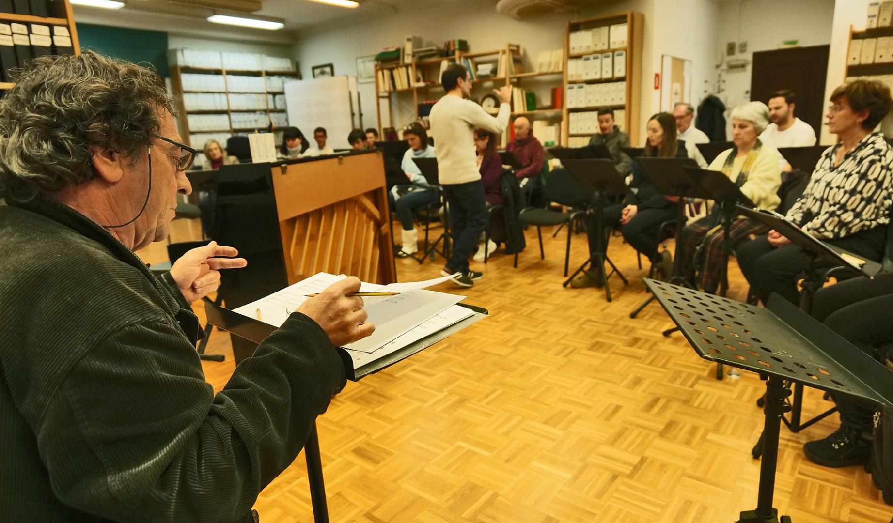 Josetxo Goia-Aribe, durante un ensayo junto a la Coral de Cámara de Pamplona