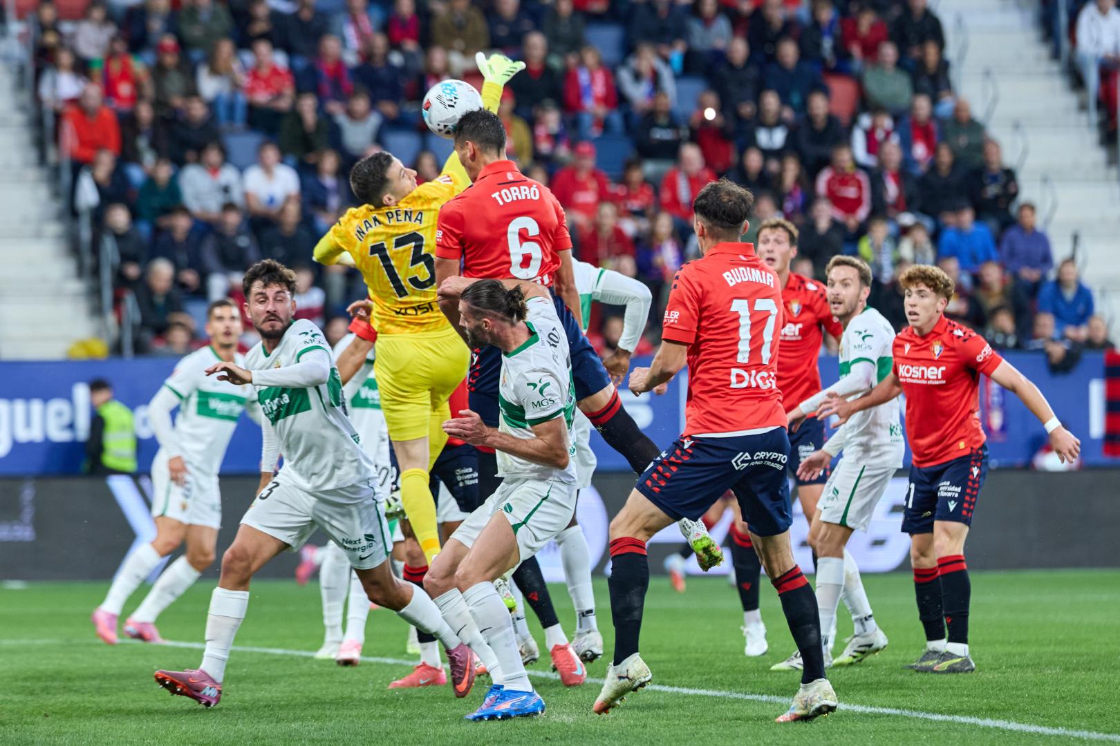 Lucas Torró se impone en un salto de cabeza en el partido contra el Elche