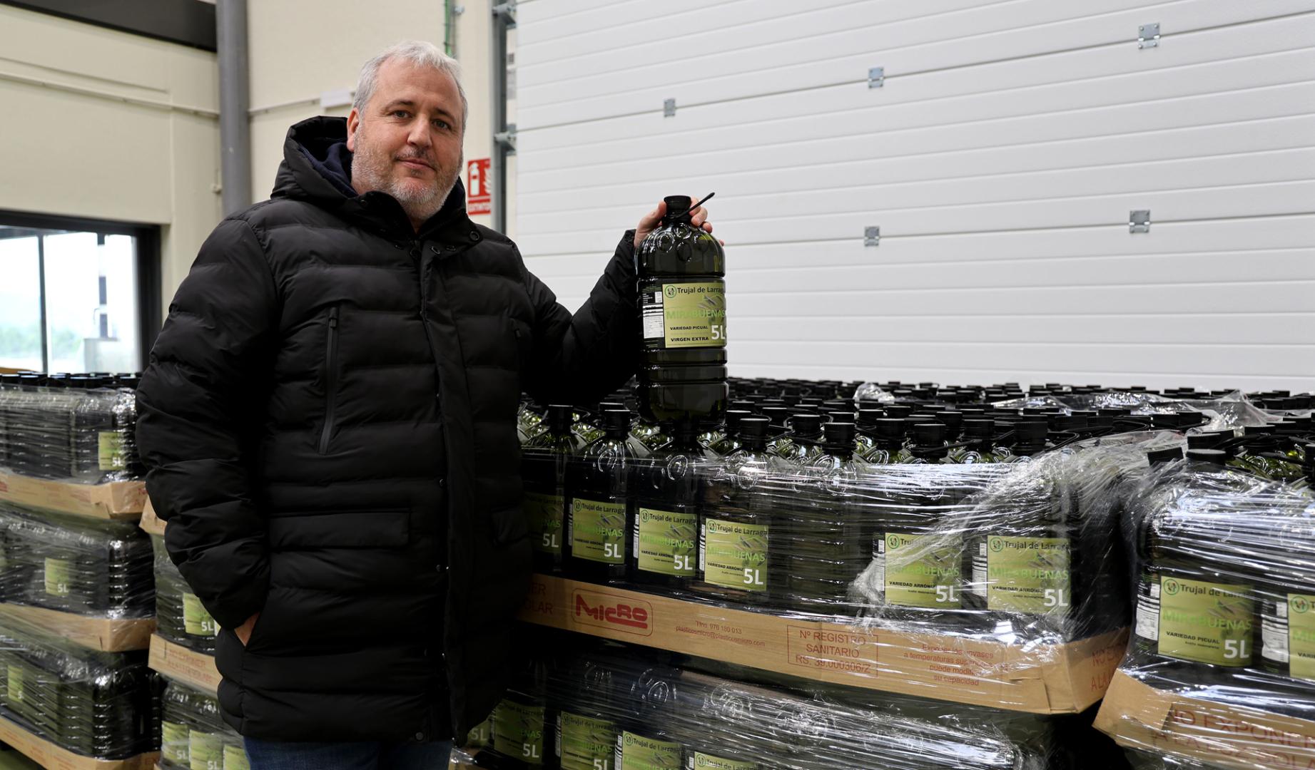 Carlos Suescun, gerente de la Cooperativa Agrícola San Isidro de Larraga, con el aceite