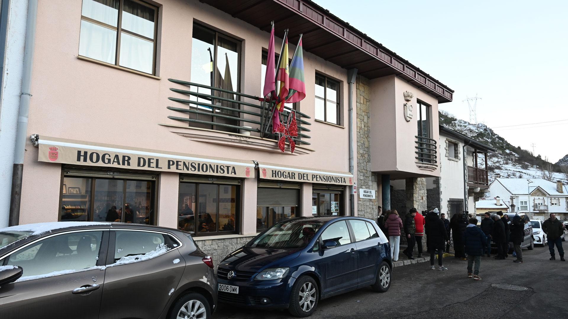 Reunión en Villamanin (León) para solucionar el problema tras tocar el 'Gordo' de la Lotería de Navidad ya que 50 papeletas vendidas en participaciones de 5 euros no están respaldadas por los diez décimos correspondientes