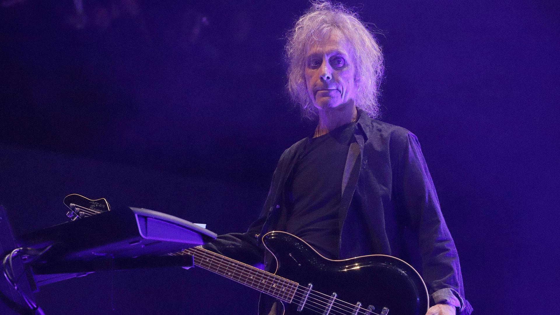 Fotografía del 10 de Diciembre de 2023 del guitarrista de la banda británica The Cure, Perry Bamonte, durante un concierto en el Movistar Arena de Bogotá (Colombia)