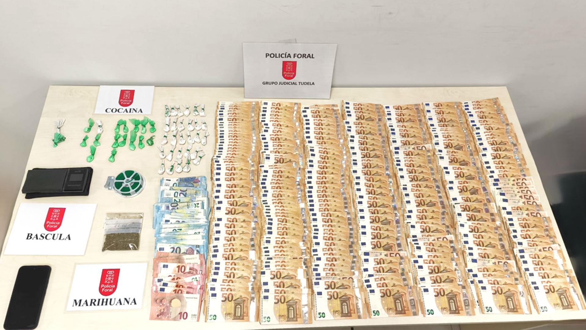 Drogas, efectos y dinero incautados durante el registro en el domicilio del detenido