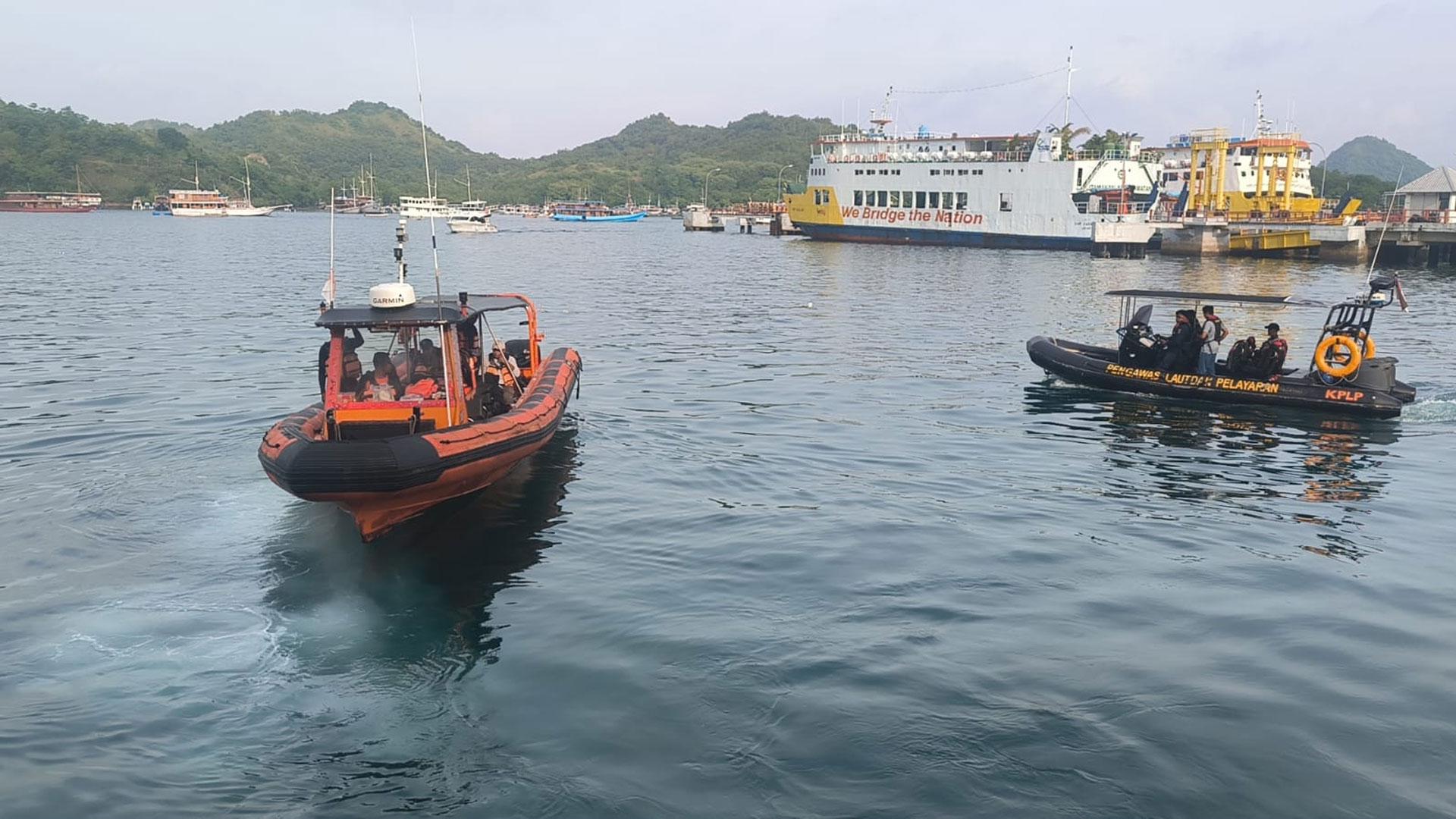 Equipos de rescate de Indonesia buscan este sábado a cuatro españoles, dos adultos y dos niños, que desaparecieron tras el naufragio de una embarcación cerca de la isla de Padar, al este de la turística Bali