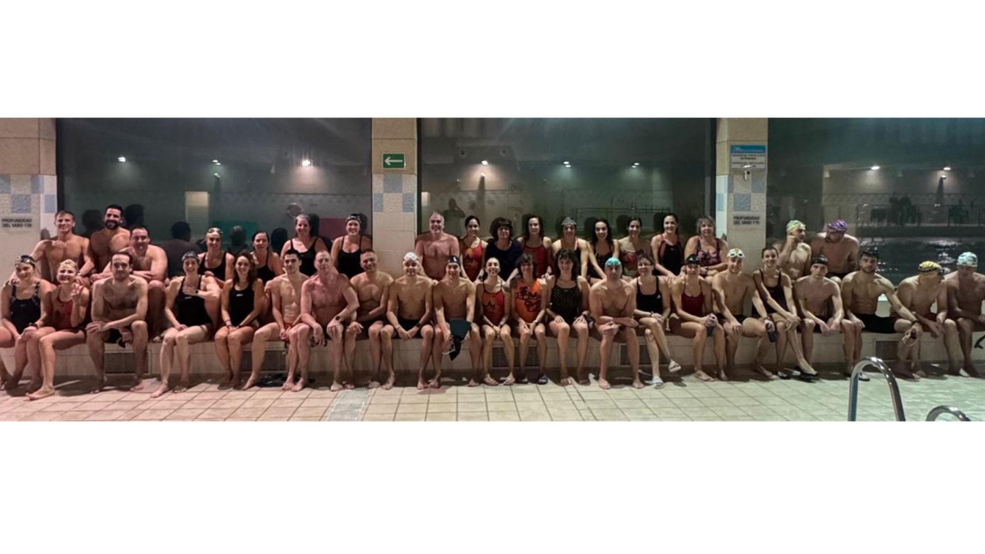 Foto de grupo de los nadadores que participaron en el décimo aniversario del Club Máster Navarra