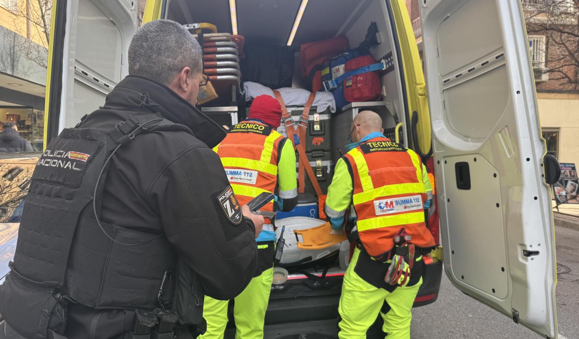 Un agente de Policía Nacional y miembros de Emergencias, en el lugar del suceso
