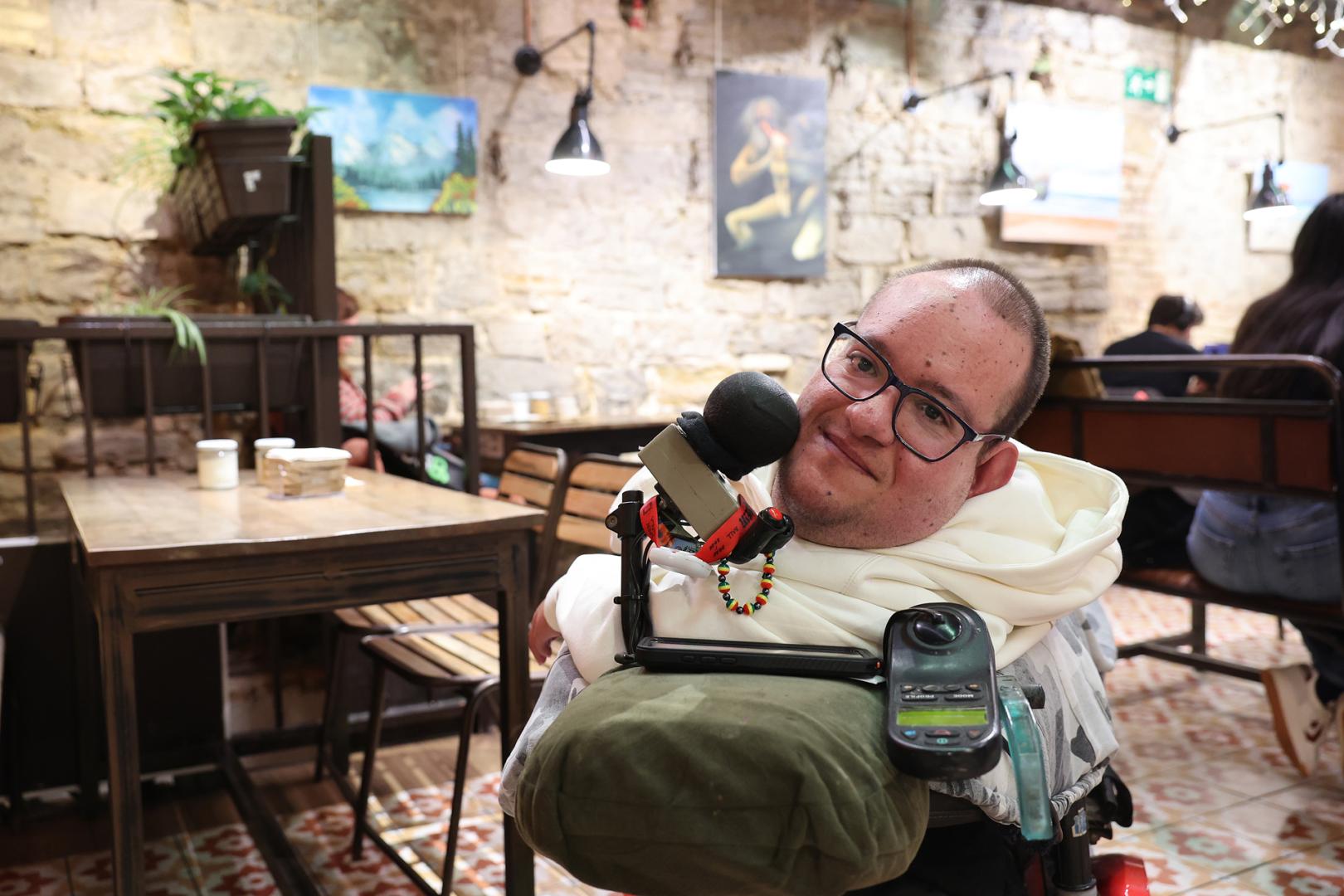 José Luis Mora, en el café Fika de Pamplona donde se exponen sus obras