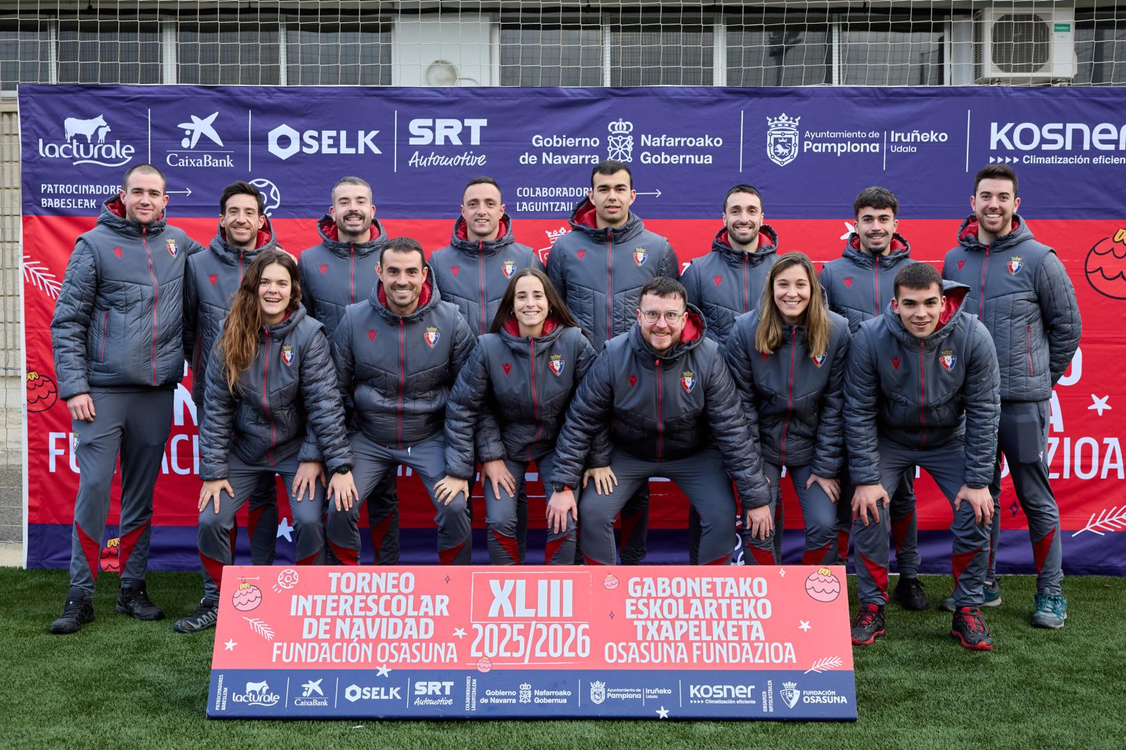 Los encargados de velar por el buen desarrollo del Torneo Interescolar son, arriba (de izda. a dcha.), Julen Hernández, Iván Pérez, Gorka Goñi, Javier Perujo, Jon Martín, Pablo García, Santiago Suescun, Miguel Martínez; abajo (de izda. a dcha.), Cristina Salcedo, Mikel López, Estíbaliz del Río, Javier Calvo, Patricia Asiain y Pablo Gastearena.