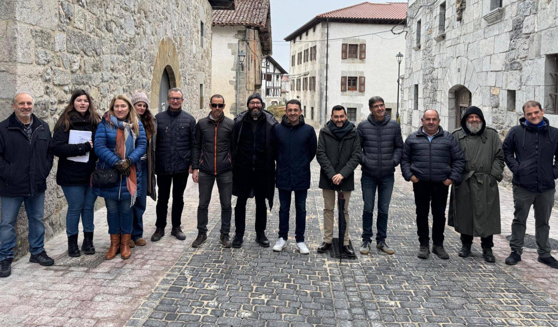 Asistentes a la inauguración de las calles rehabilitadas del Casco Antiguo de Lekunberri, Alde Zaharra