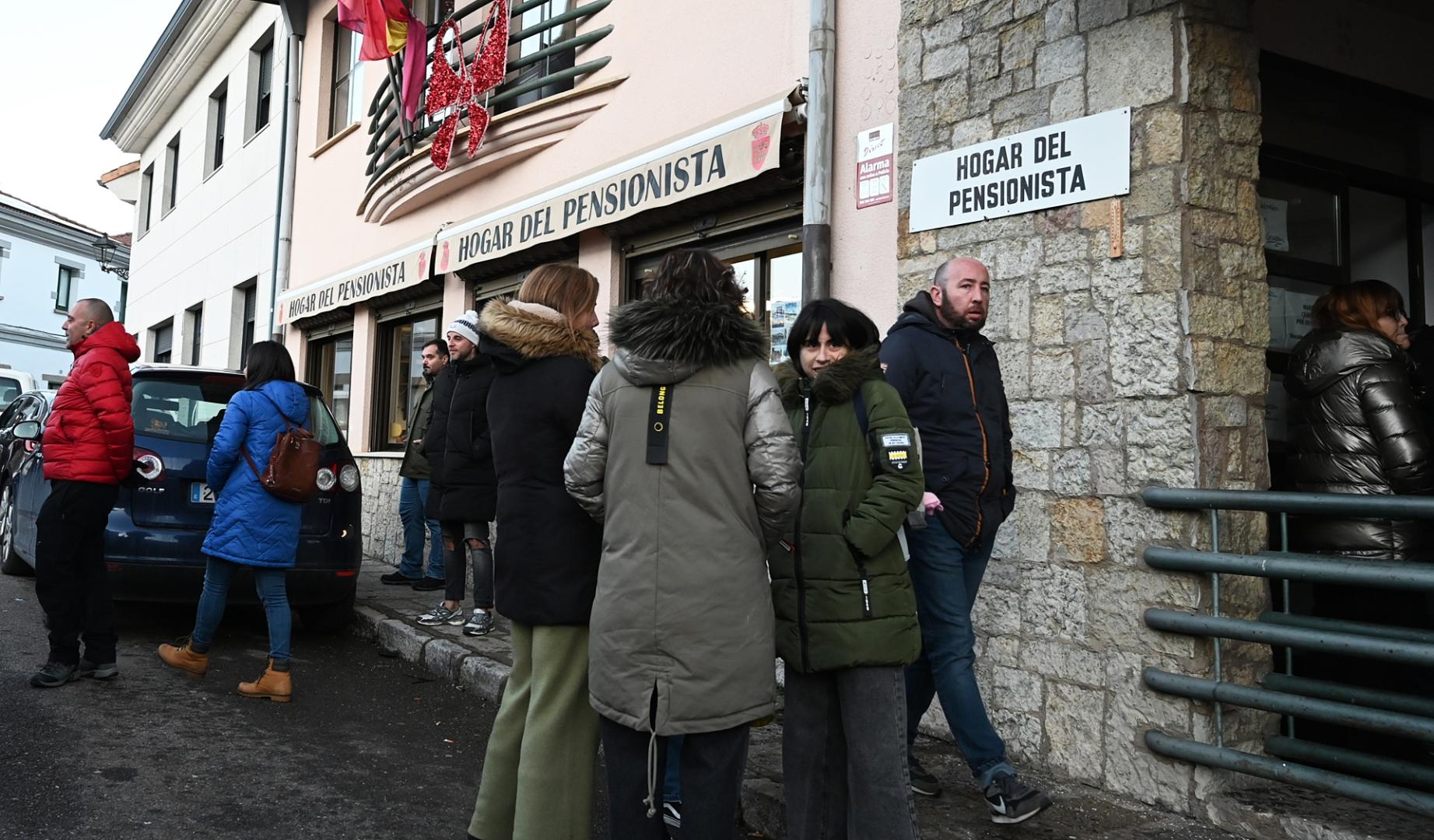 Reunión en Villamanin (León), por el posible fraude en el primer premio de la lotería de Navidad celebrada el pasado 26 de diciembre