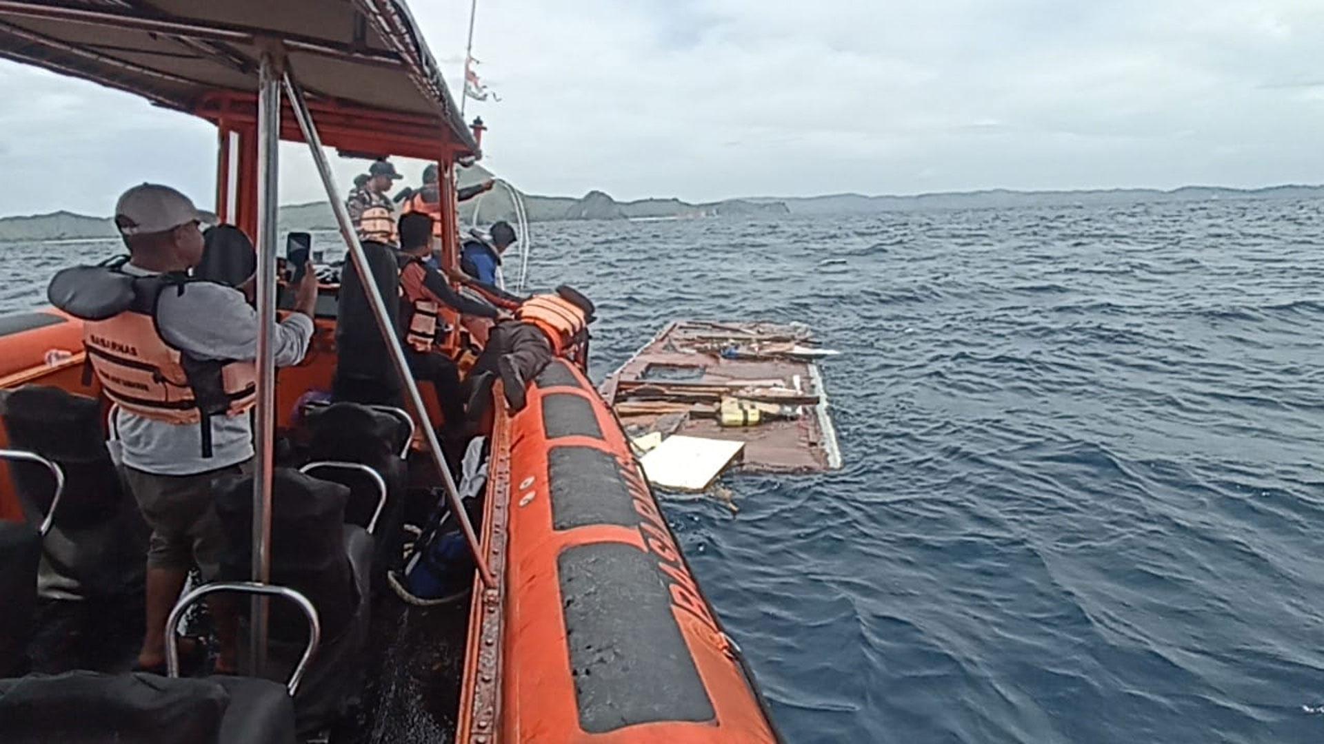 Equipos de rescate de Indonesia buscan este sábado los cuerpos de Fernando Martín y sus tres hijos en el lugar en el que han aparecido los restos del barco naufragado cerca de la isla de Padar, en Indonesia