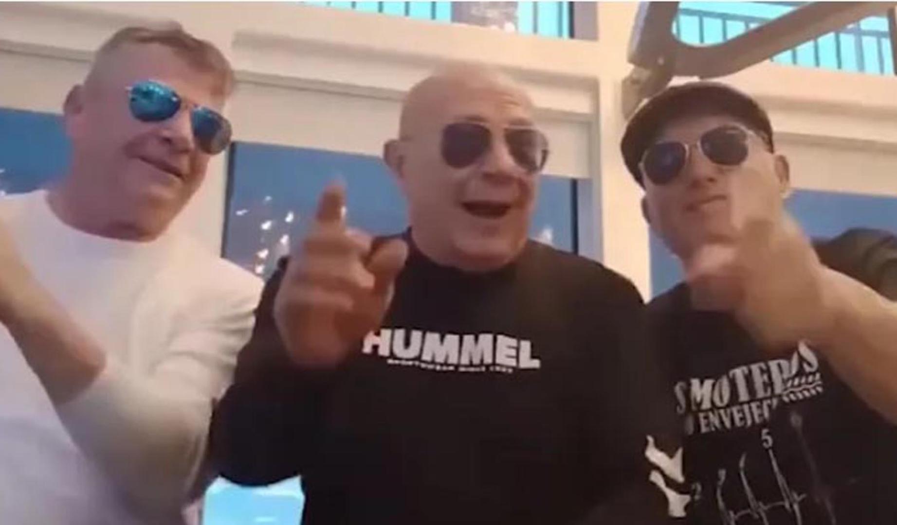 En el centro, Manuel Cortés, el concejal cesado, en el vídeo que difundió en sus redes sociales