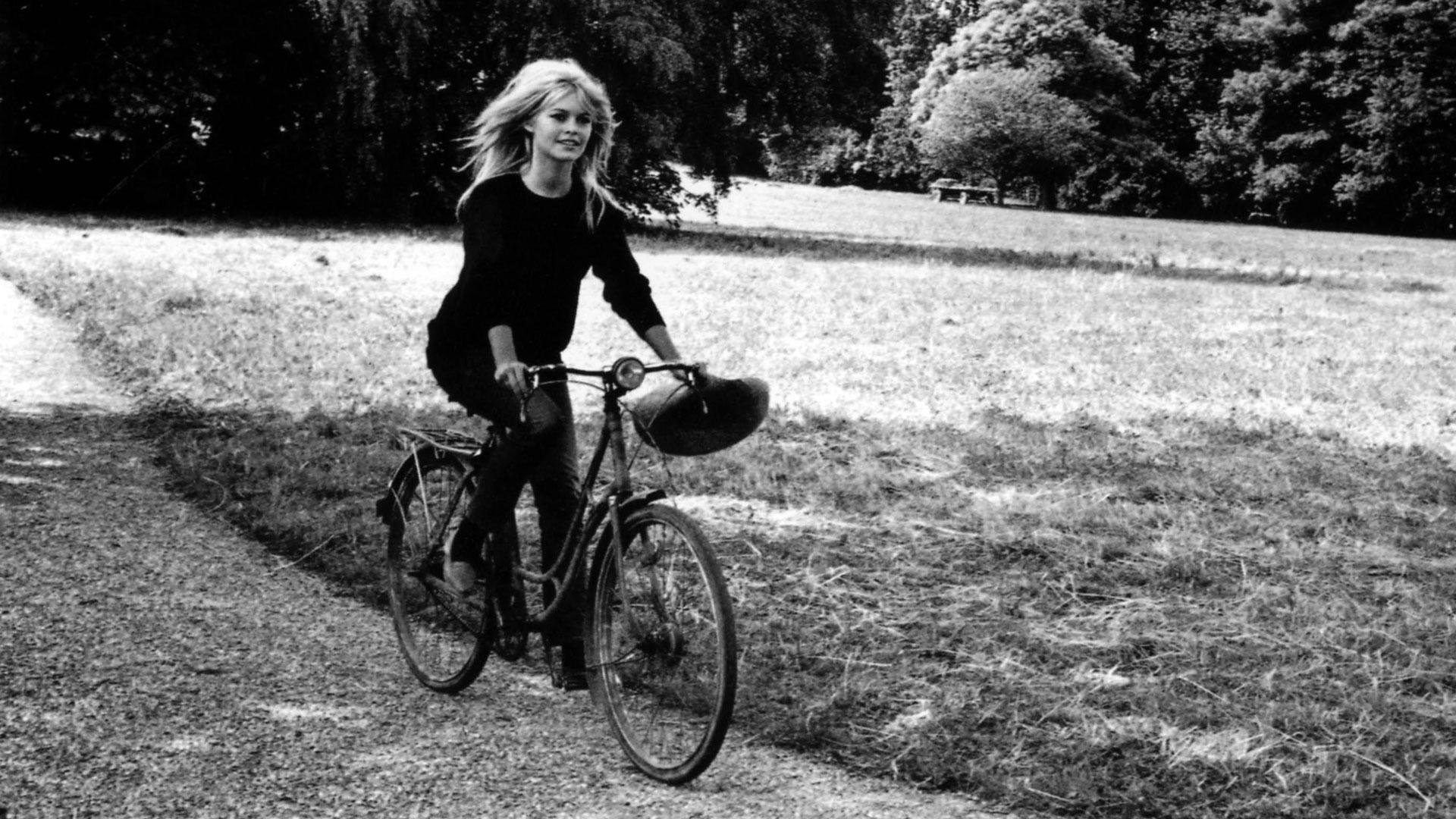 La actriz Brigitte Bardot posa en bicicleta para la agencia Magnum en 1961