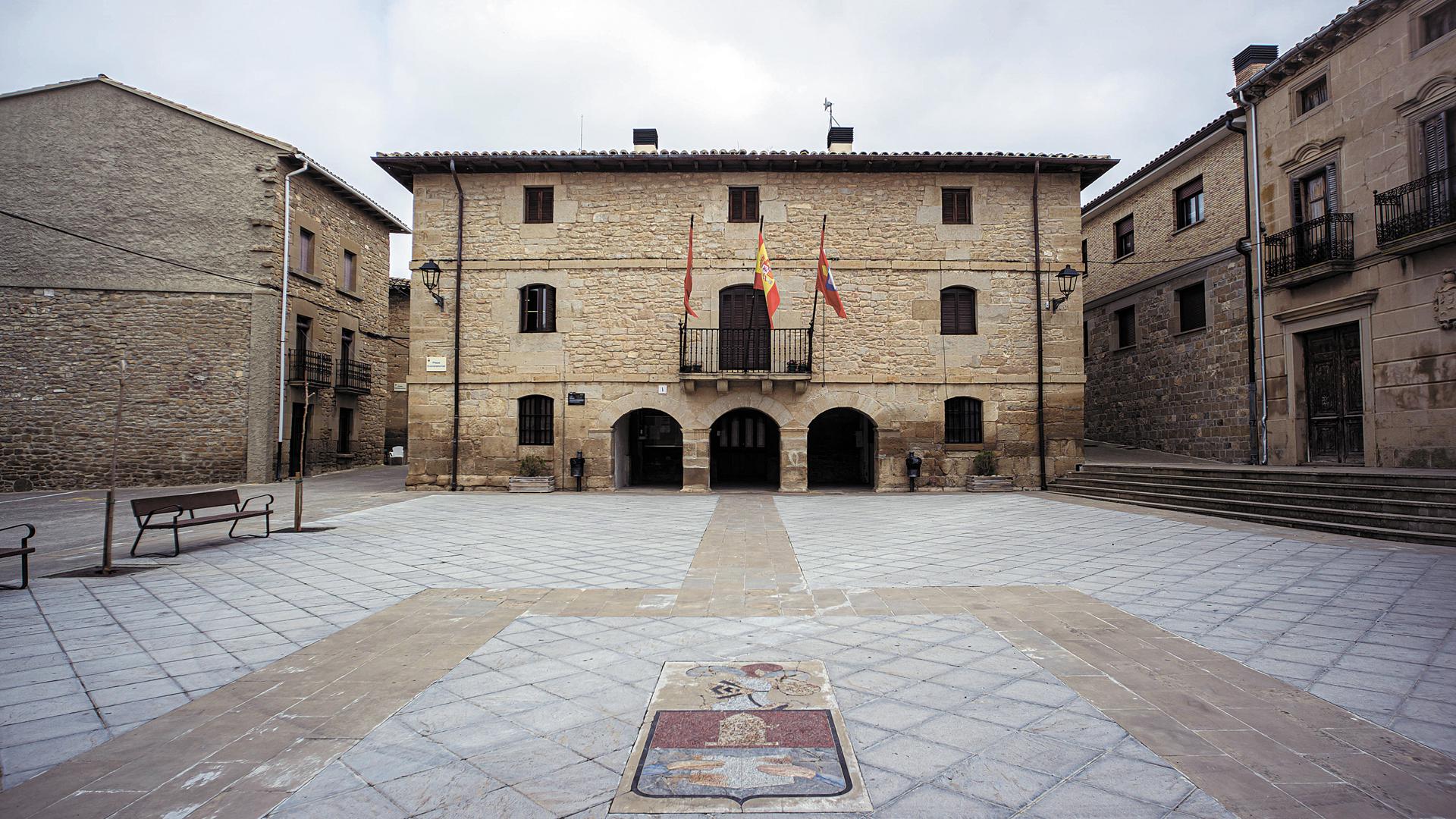 Vista del Ayuntamiento de Pitillas. Fue una de las localidades cuyas pechas recibió Philip de Navarra por su matrimonio